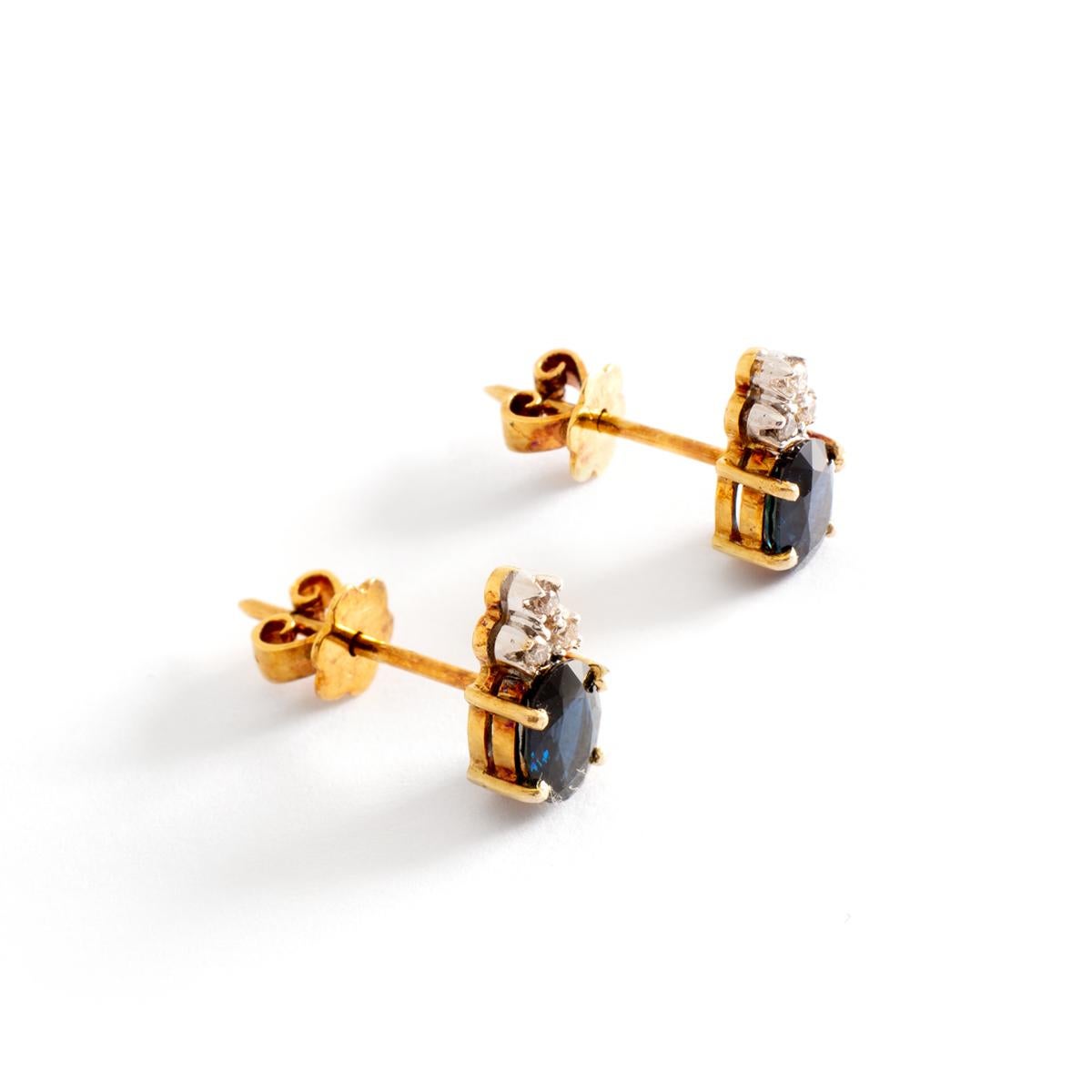 Boucles d'oreilles Saphir ovale et diamant sertis sur or jaune 18 carats.
Saphir Hauteur ovale : 6,51 millimètres.
Hauteur des boucles d'oreilles : 1,00 centimètre.
Largeur des boucles d'oreilles : 0,60 centimètre.
Poids brut : 2,67 grammes.
