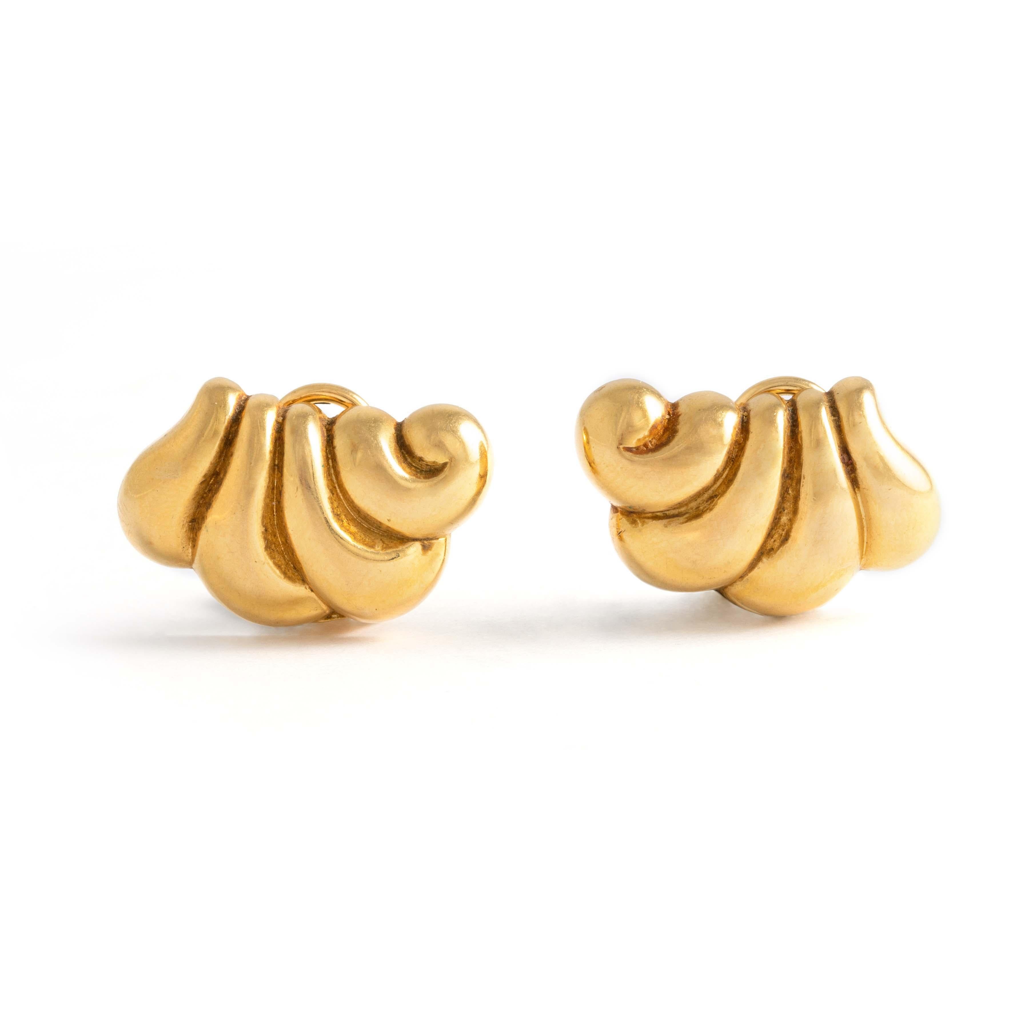Pair of 18K yellow gold ear clips. Circa 1950
Dimensions: 1.60 centimeters x 2.60 centimeters. 
Total weight: 8.77 grams.
