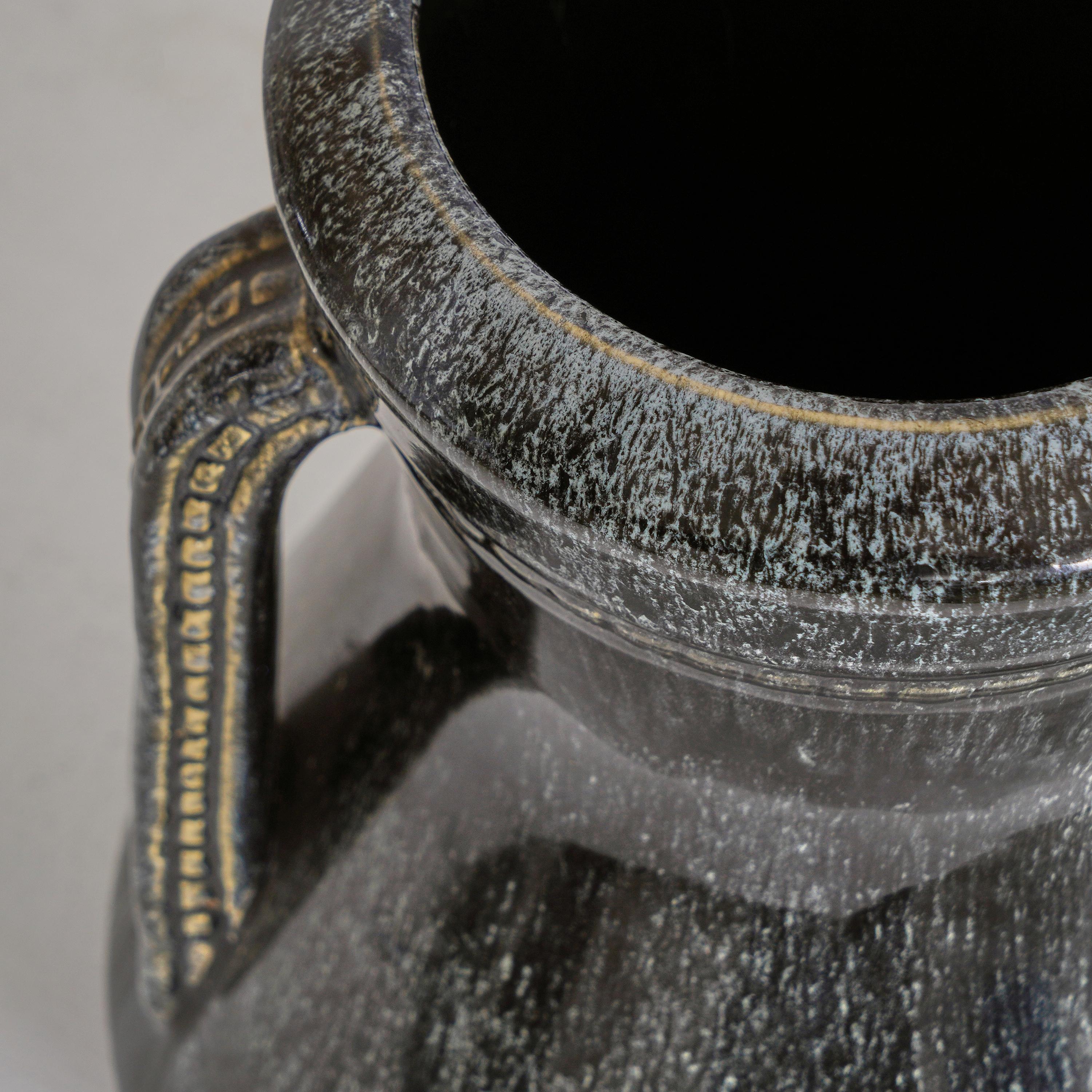 Sconosciuto Vaso in ceramica con orecchie a forma di clessidra in vendita