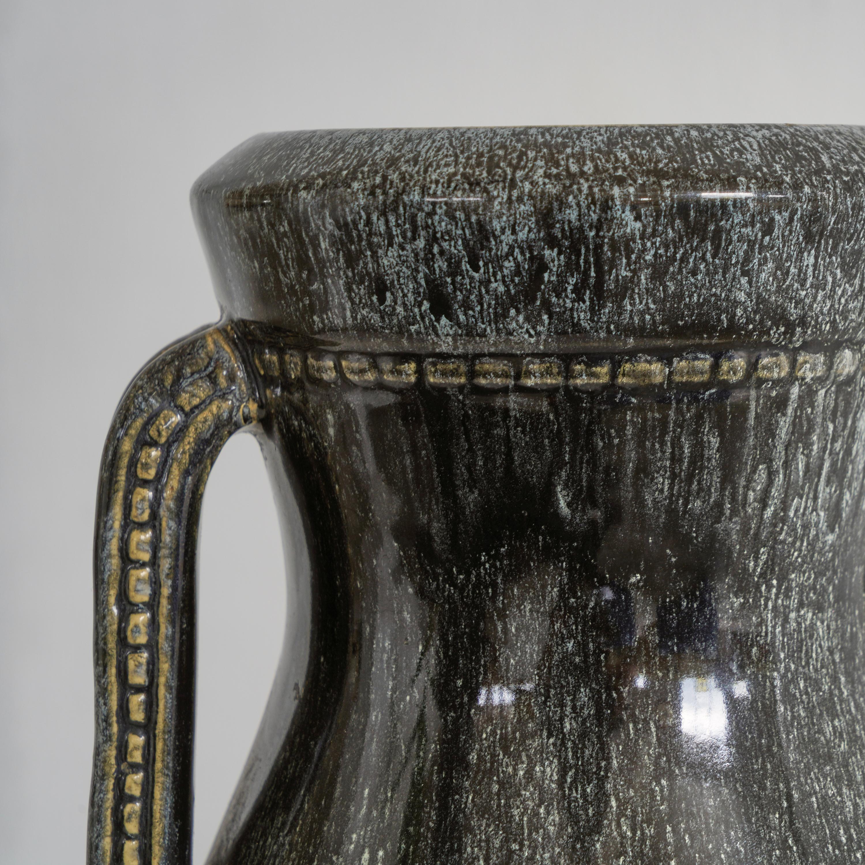 Smaltato Vaso in ceramica con orecchie a forma di clessidra in vendita