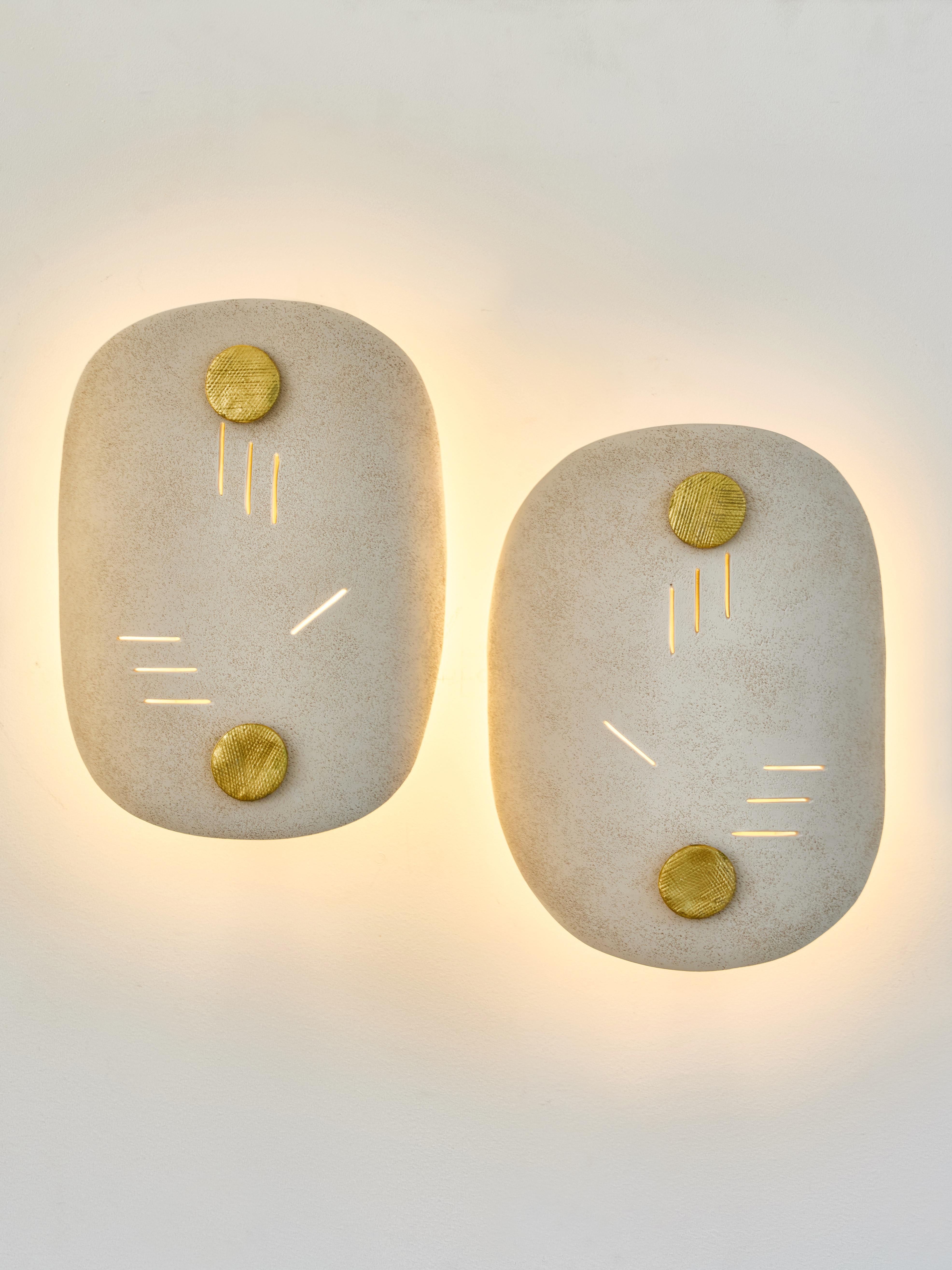 Earhtenware Mask O Wandleuchten von Françoise Bergaglia (Moderne) im Angebot