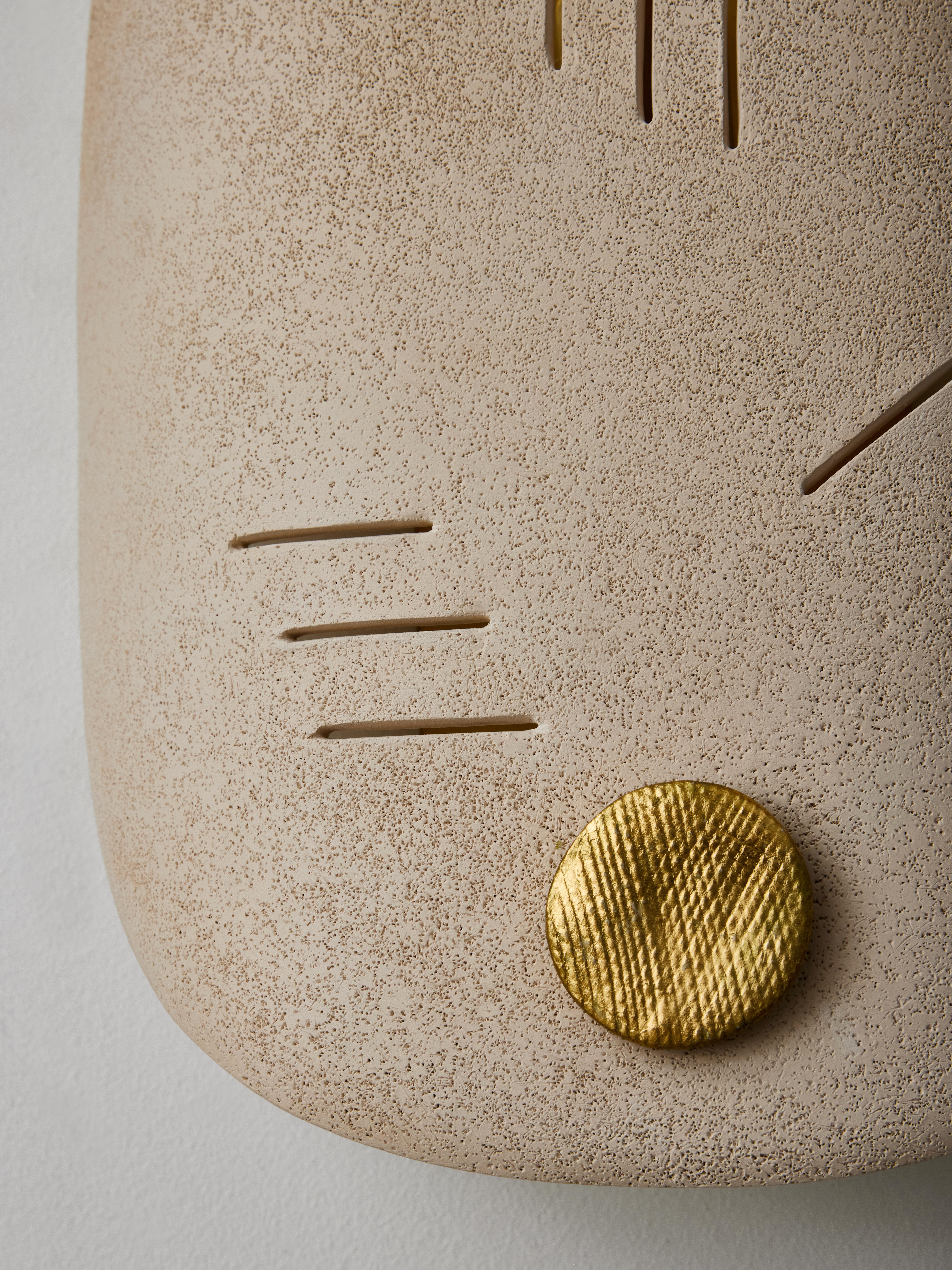 Earhtenware Mask O Wandleuchten von Françoise Bergaglia (21. Jahrhundert und zeitgenössisch) im Angebot