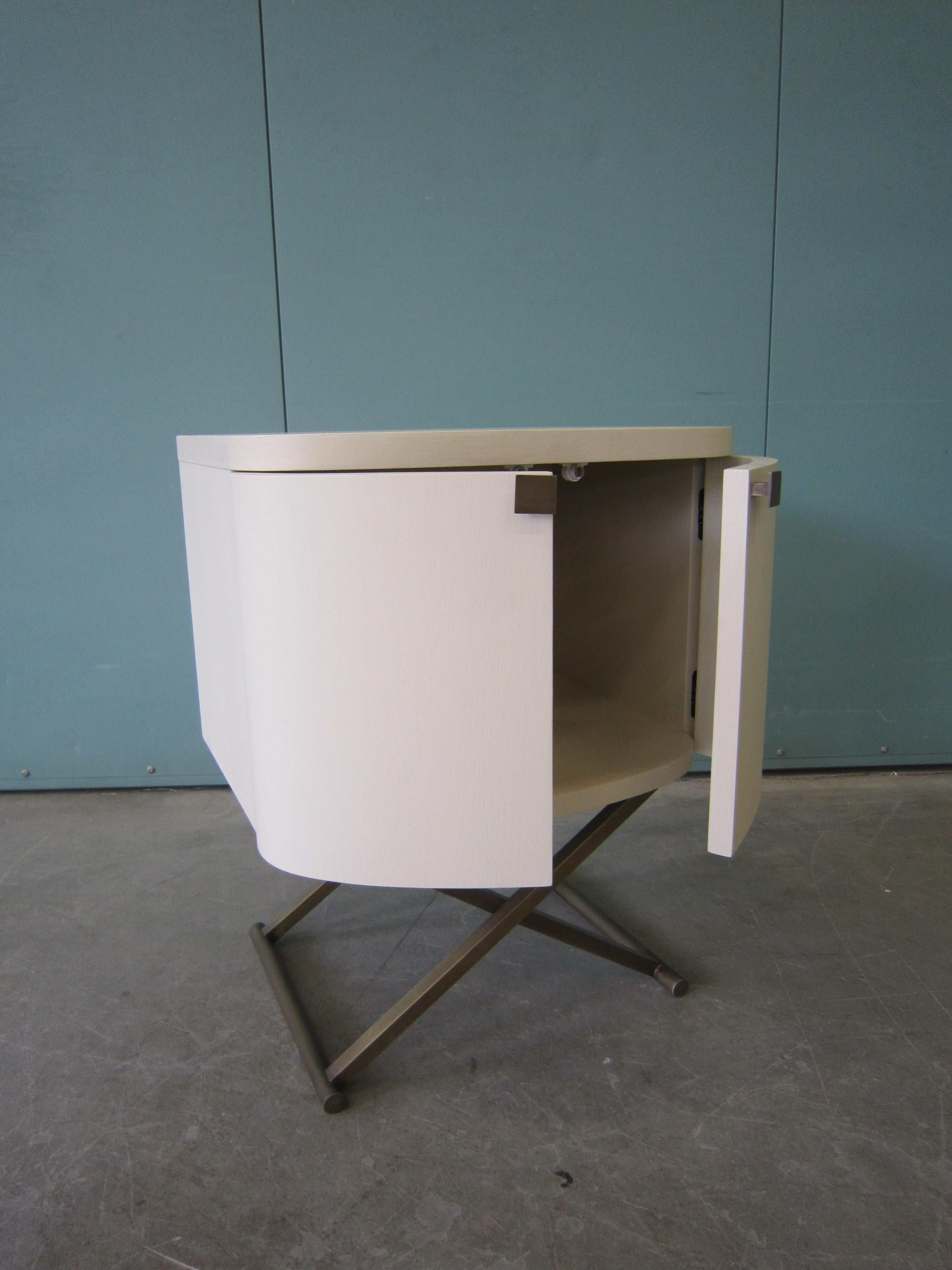 Moderno Mobile laterale EARL GREY in Oak bianco con base in ottone bronzato di Archer Humphryes in vendita