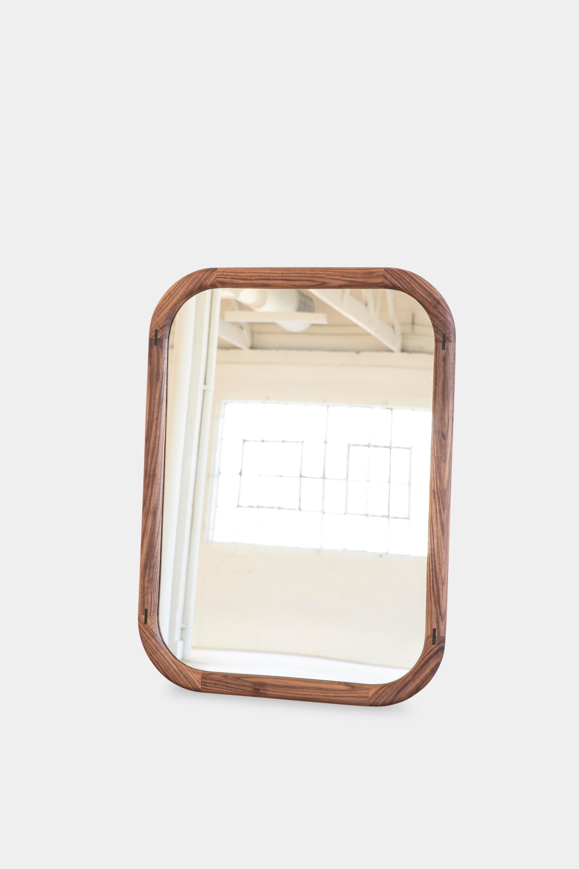 Handgefertigter Spiegel aus massivem Nussbaumholz mit Earl (Nordamerikanisch) im Angebot
