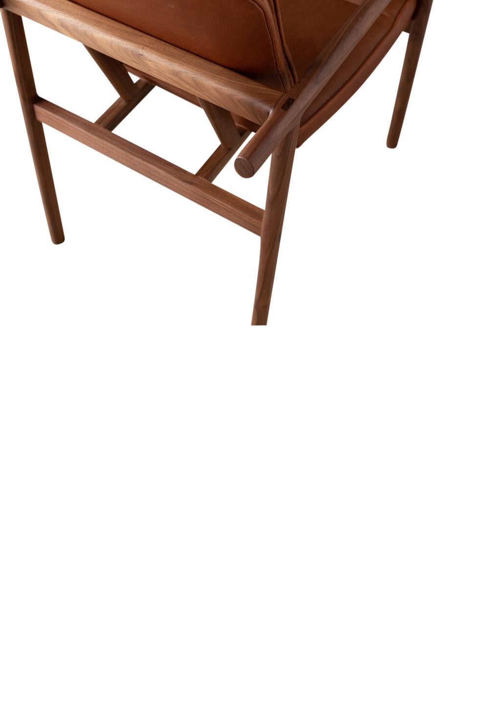 Ébénisé EARL Chaise de capitaine Moresby en noyer, fabriquée à la main et tapissée sur mesure en vente