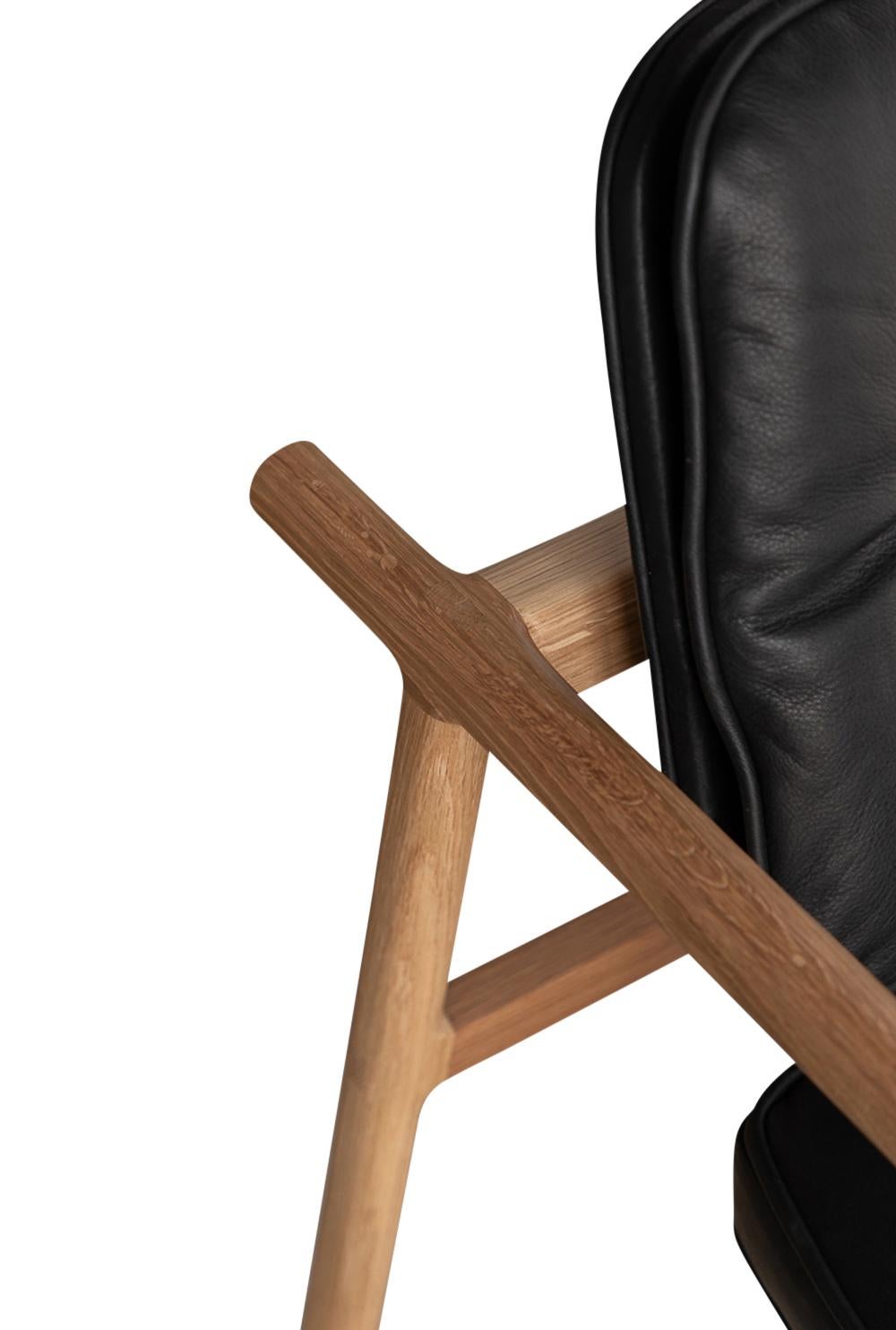 Ébénisé Earl chaise capitaine Moresby en chêne blanc et cuir noir, fabriquée à la main en vente