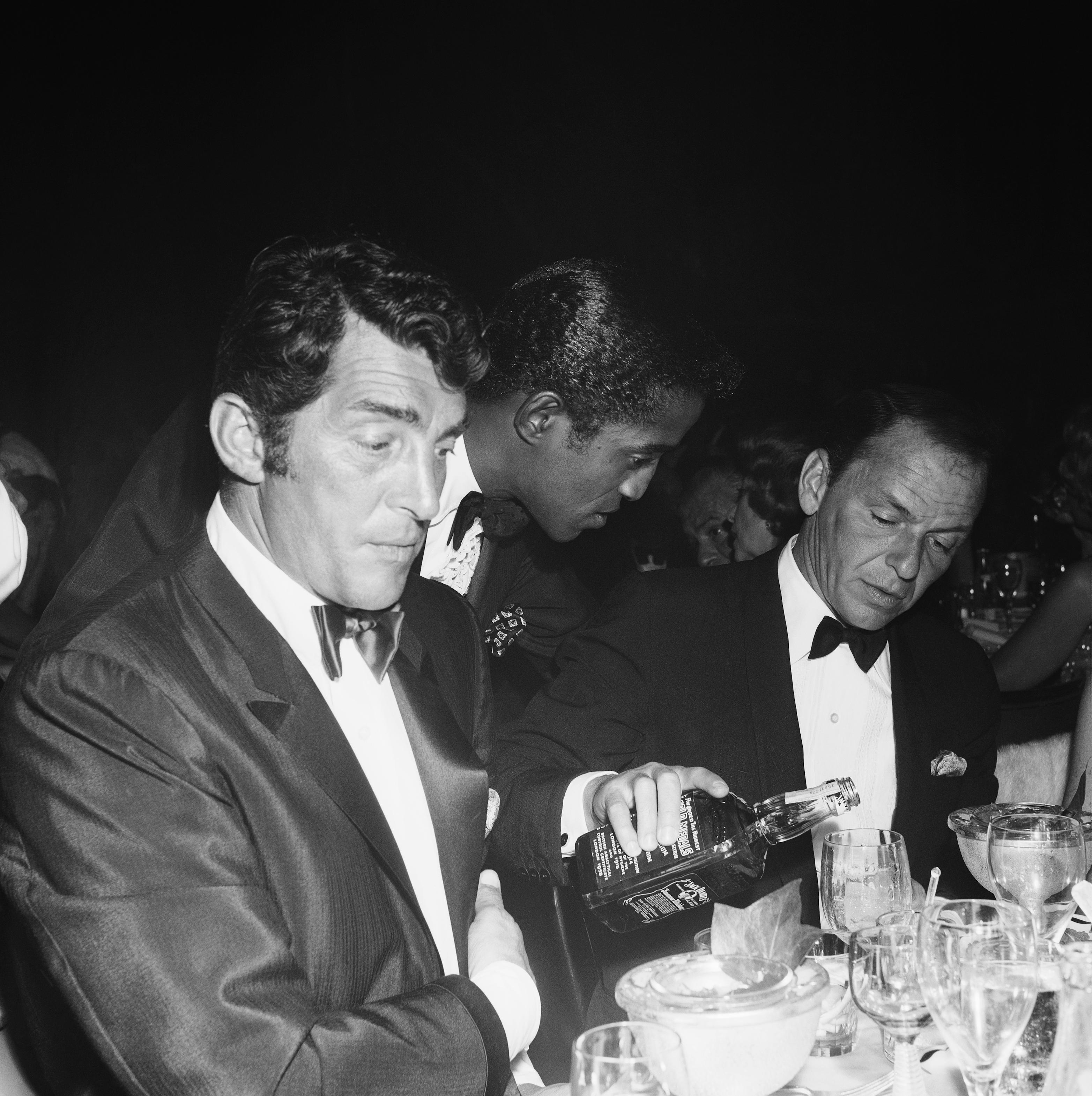 Black and White Photograph Earl Leaf - Rat Packin avec une bouteille de Jack