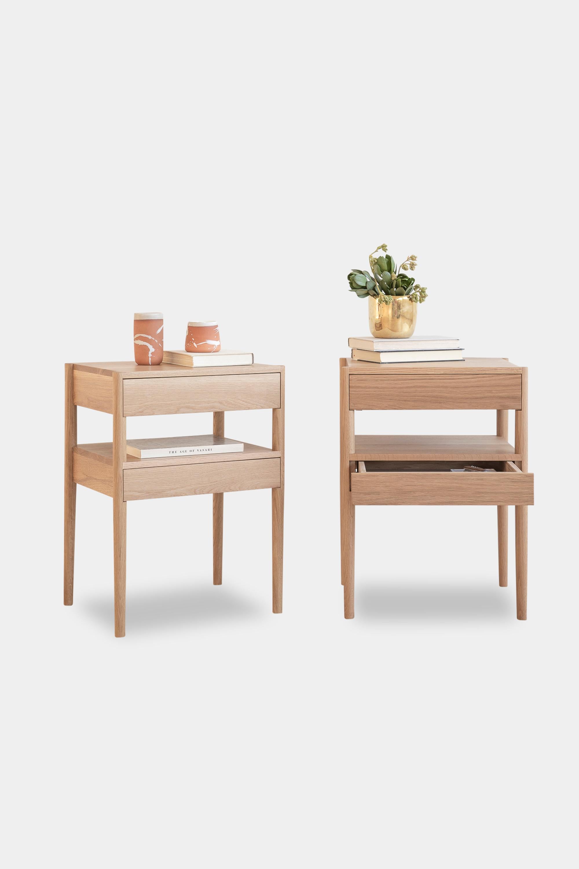 Laqué Table de chevet Earl en chêne blanc, moderne du milieu du siècle dernier en vente