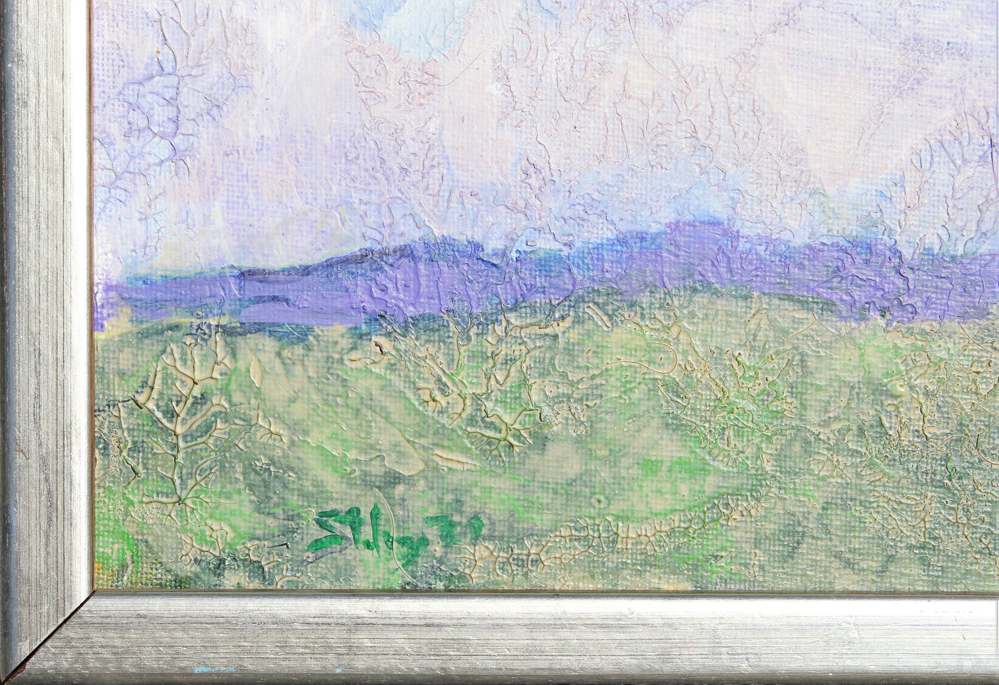 Paysage coloré du sud peint par l'artiste Earl Staley de Houston, Texas. L'œuvre présente un large ciel bleu accentué par des montagnes lointaines et un champ vert. Signé et daté dans le coin avant gauche ainsi que signé, daté et titré au verso.