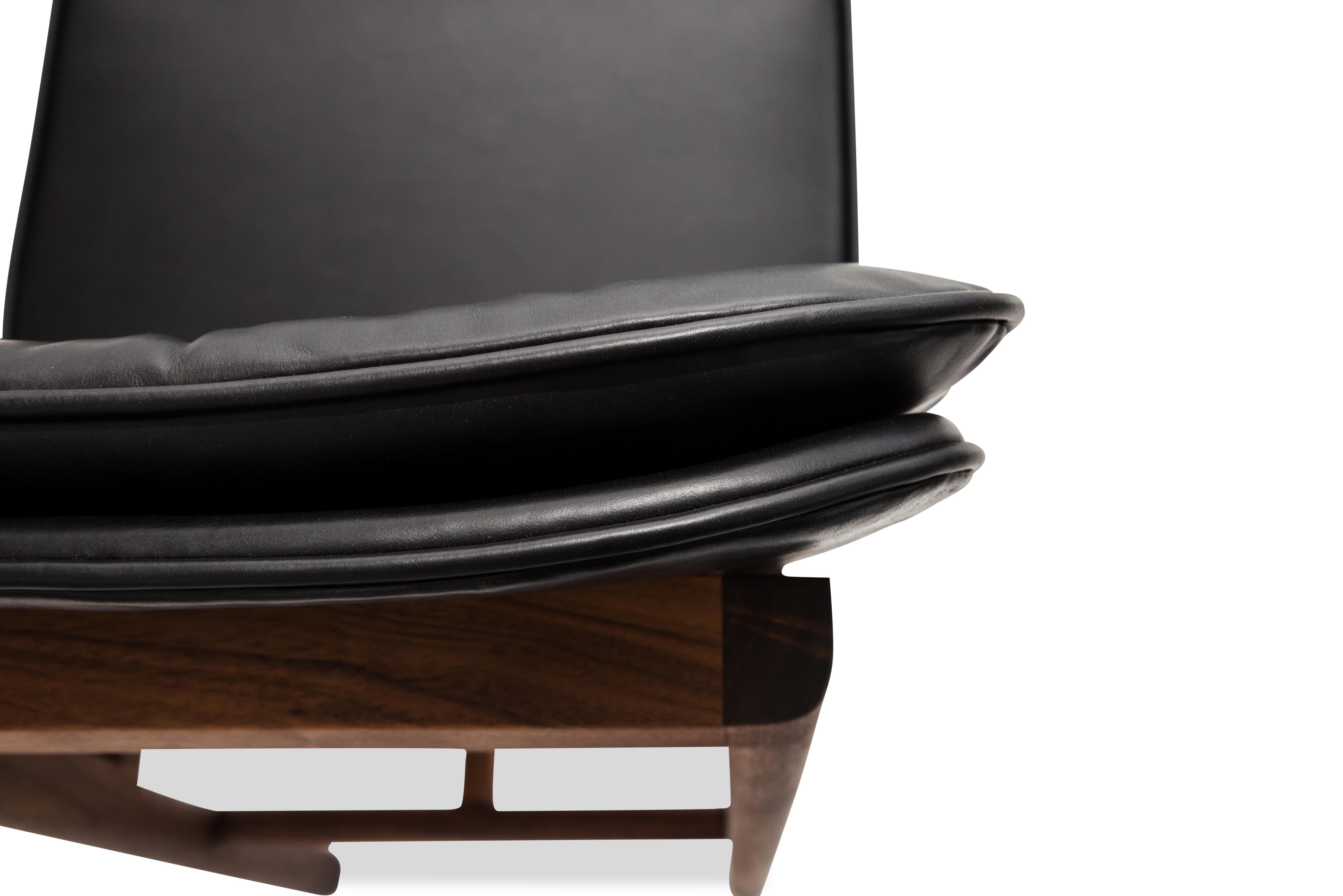 Laqué Chaise de salle à manger Moresby en noyer et cuir noir avec boucle d'oreille en vente