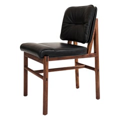 Chaise de salle à manger Moresby en noyer et cuir noir avec boucle d'oreille