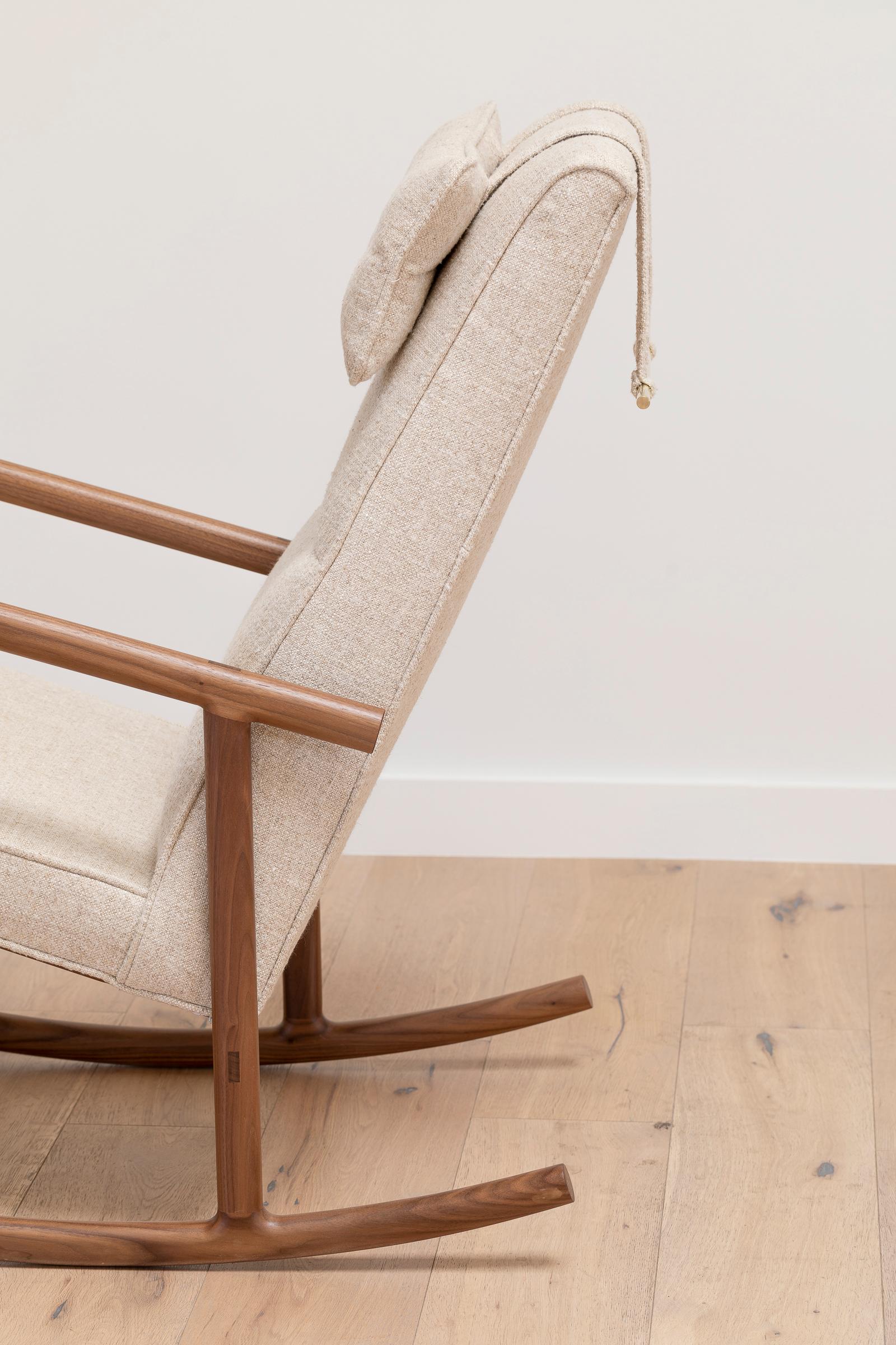 Mid-Century Modern Chaise à bascule Moresby en noyer et lin texturé ivoire en vente