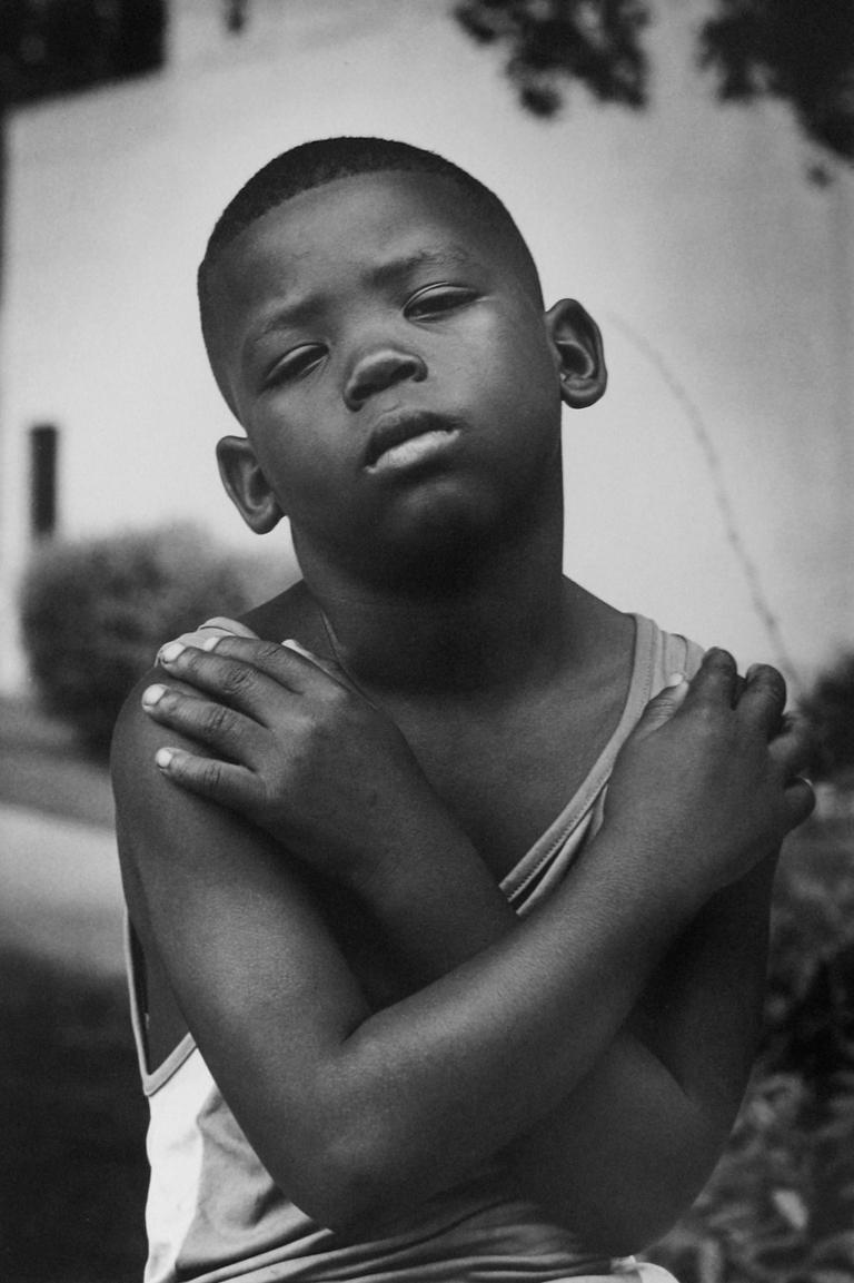 All Kings were Boys, 3rd Ward, Houston, Texas par Earlie JR, Jr. représente un jeune garçon les bras croisés sur la poitrine.

Taille de l'image : 18 x 12.75 in.
Format du papier : 20 x 16 in.
Signé, titré et daté au crayon au verso.

Earlie