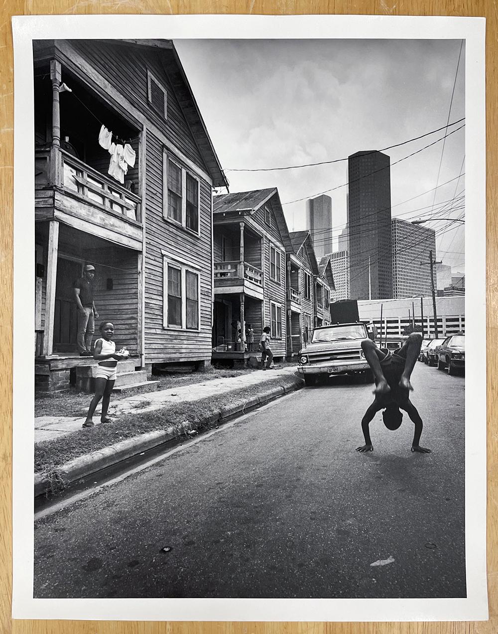 Flipping Boy, 4th Ward, Houston, TX, von Earlie Hudnall, Jr., 1983 – Photograph von Earlie Hudnall Jr.