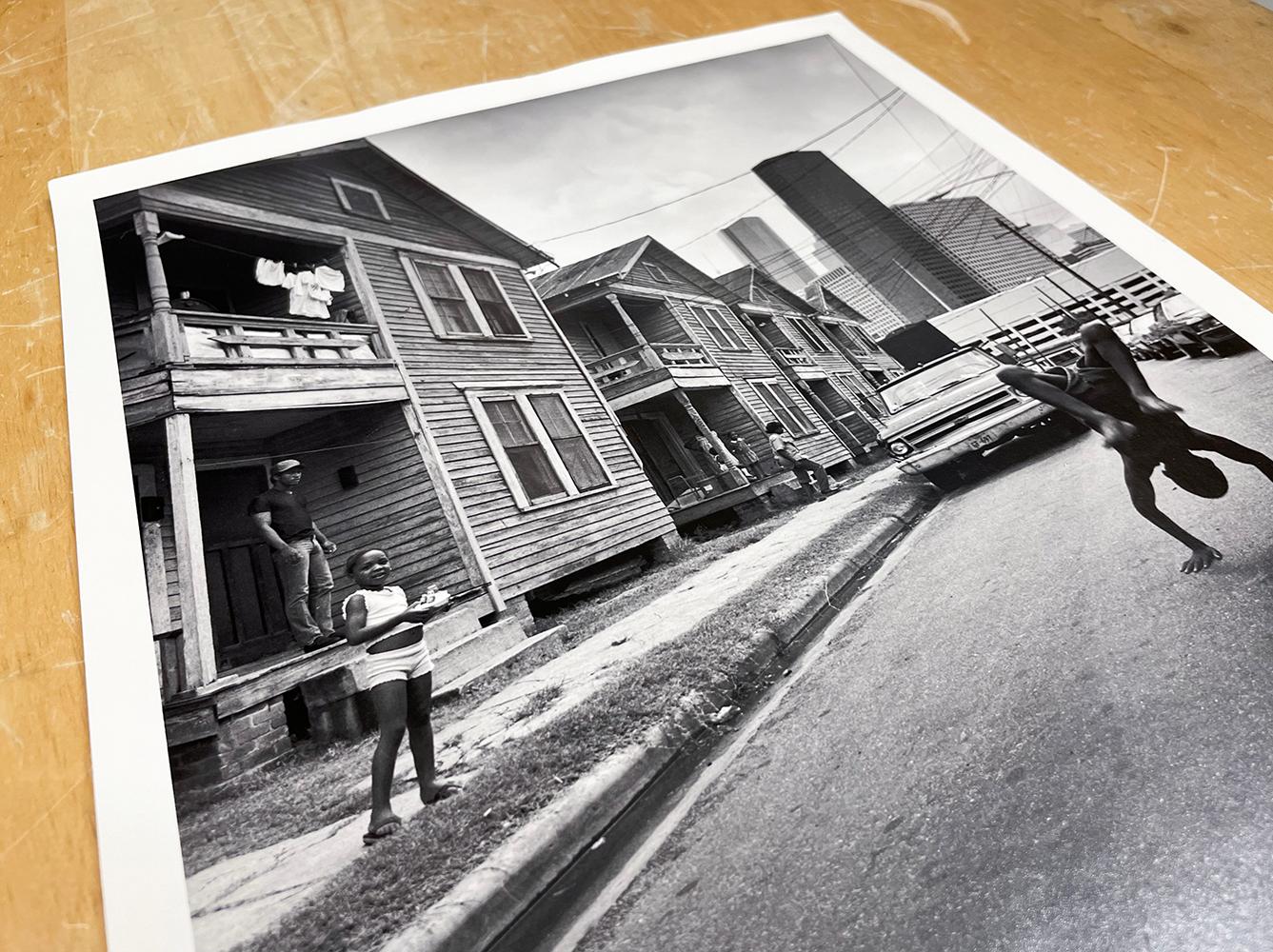Flipping Boy, 4th Ward, Houston, TX por Earlie Hudnall Jr., 1983 en venta 2