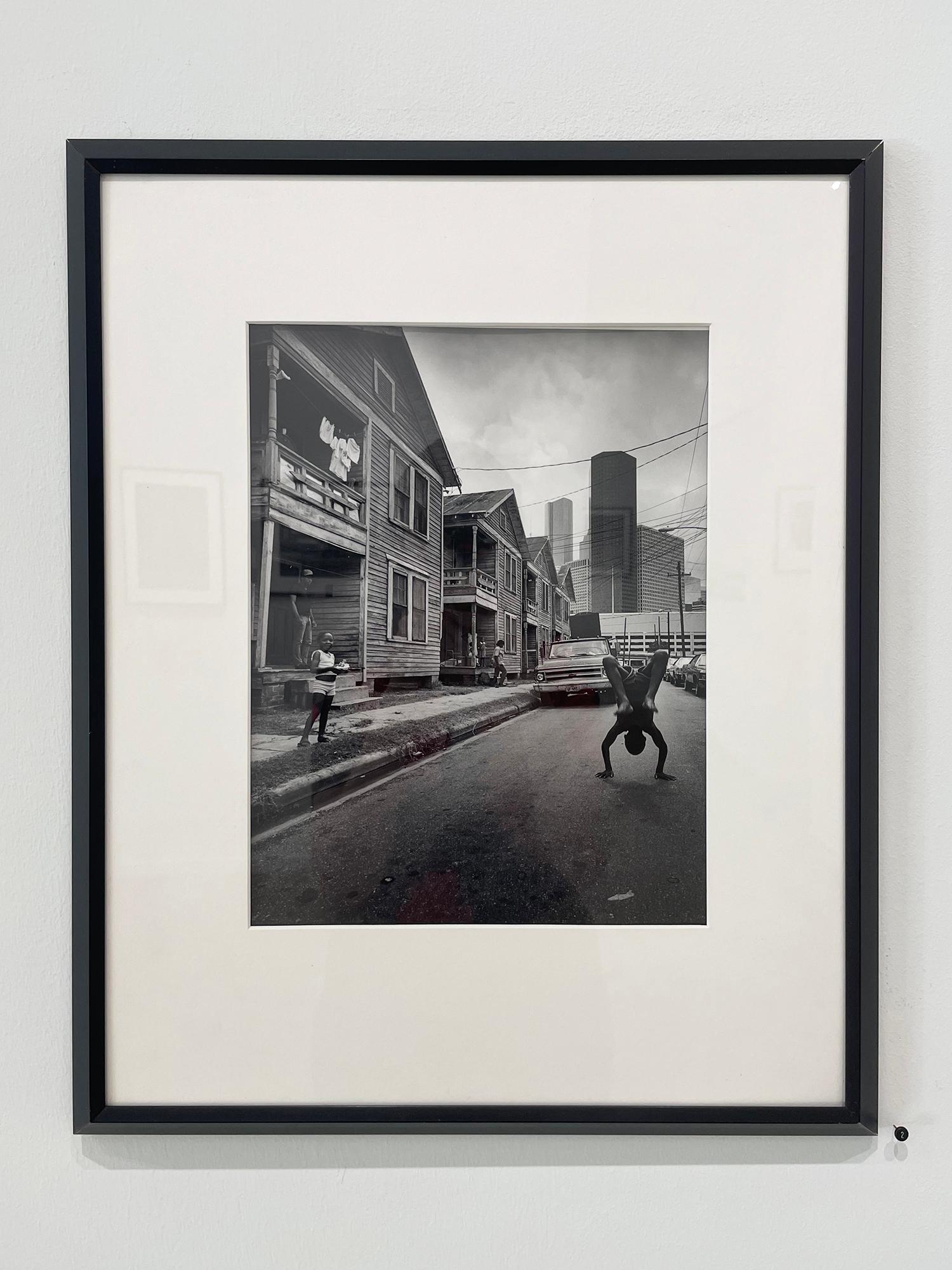 Flipping Boy, 4th Ward, Houston, TX, von Earlie Hudnall, Jr., 1983 – Photograph von Earlie Hudnall Jr.