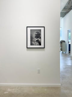 Ragazza con bandiera - Fotografia in bianco e nero, artista nero, bambino, ritratto