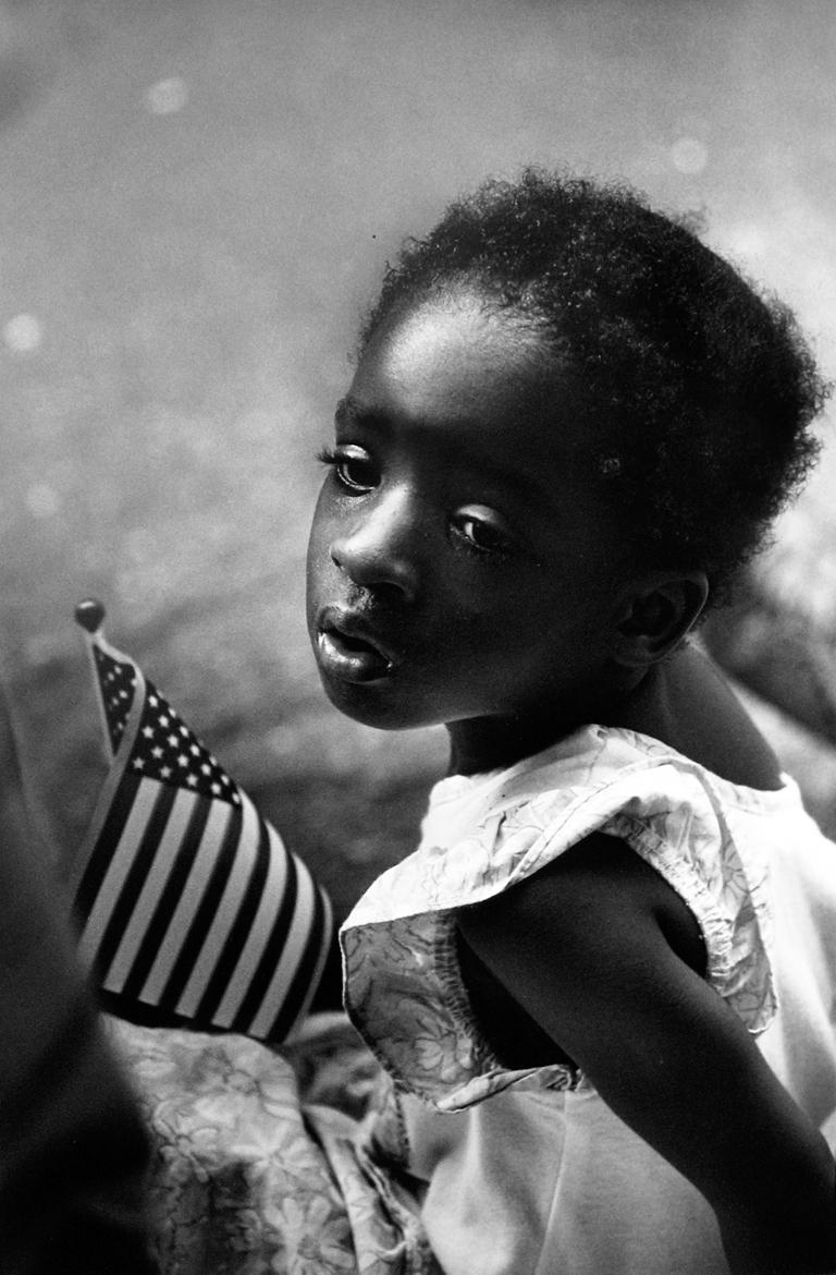Black and White Photograph di Earlie Hudnall Jr. - Ragazza con bandiera - Fotografia in bianco e nero, artista nero, bambino, ritratto