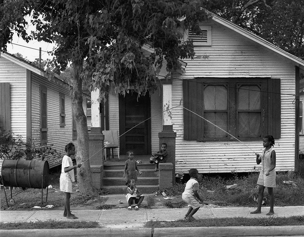 Saut à la corde - Scène de ville, enfants jouant dans la rue, photographie de rue