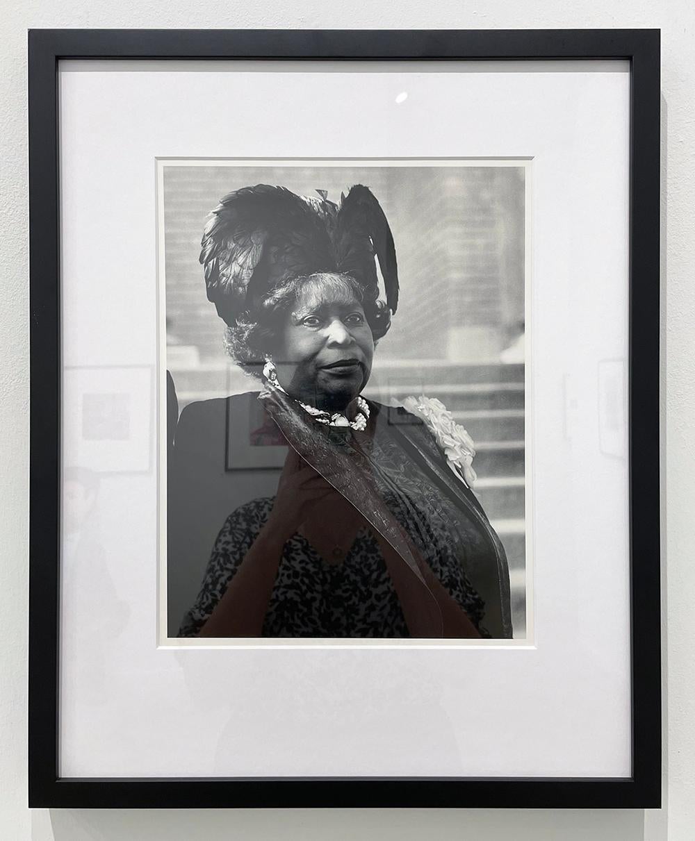 Signora con cappello nero e piume - Photograph Contemporaneo di Earlie Hudnall Jr.