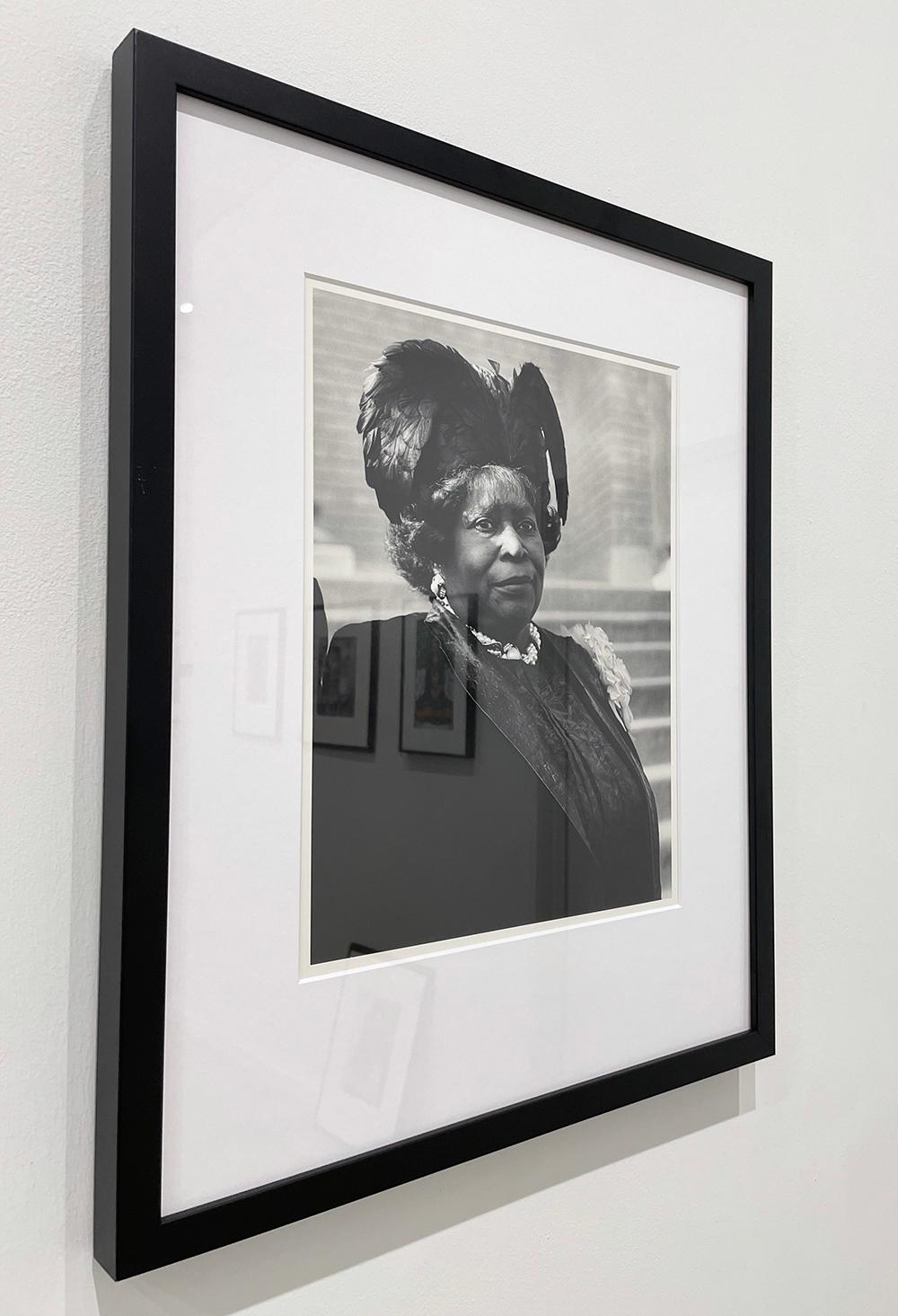 Signora con cappello nero e piume - Portrait Photograph Nero di Earlie Hudnall Jr.