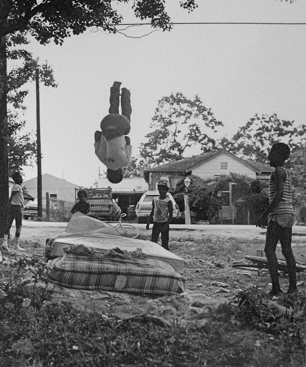 Max le garçon rebondissant - Enfants jouant, cour avant, quartier, flipper