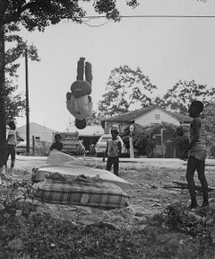 Max the Bouncing Boy - Spielende Kinder, Vorgarten, Nachbarschaft, Flipping