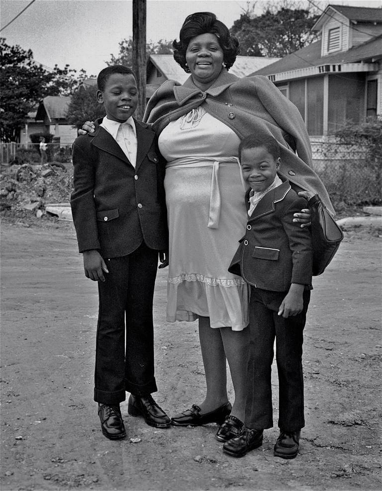 Black and White Photograph di Earlie Hudnall Jr. - Madre con figli di Earlie Hudnall, Jr., 1973, stampa alla gelatina d'argento