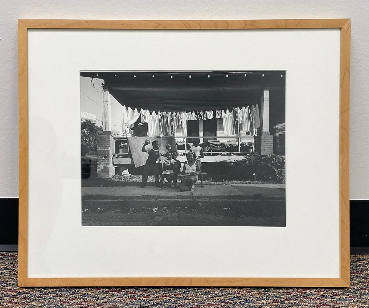 A Champion - Noir et blanc, enfants jouant devant une maison - Photograph de Earlie Hudnall Jr.