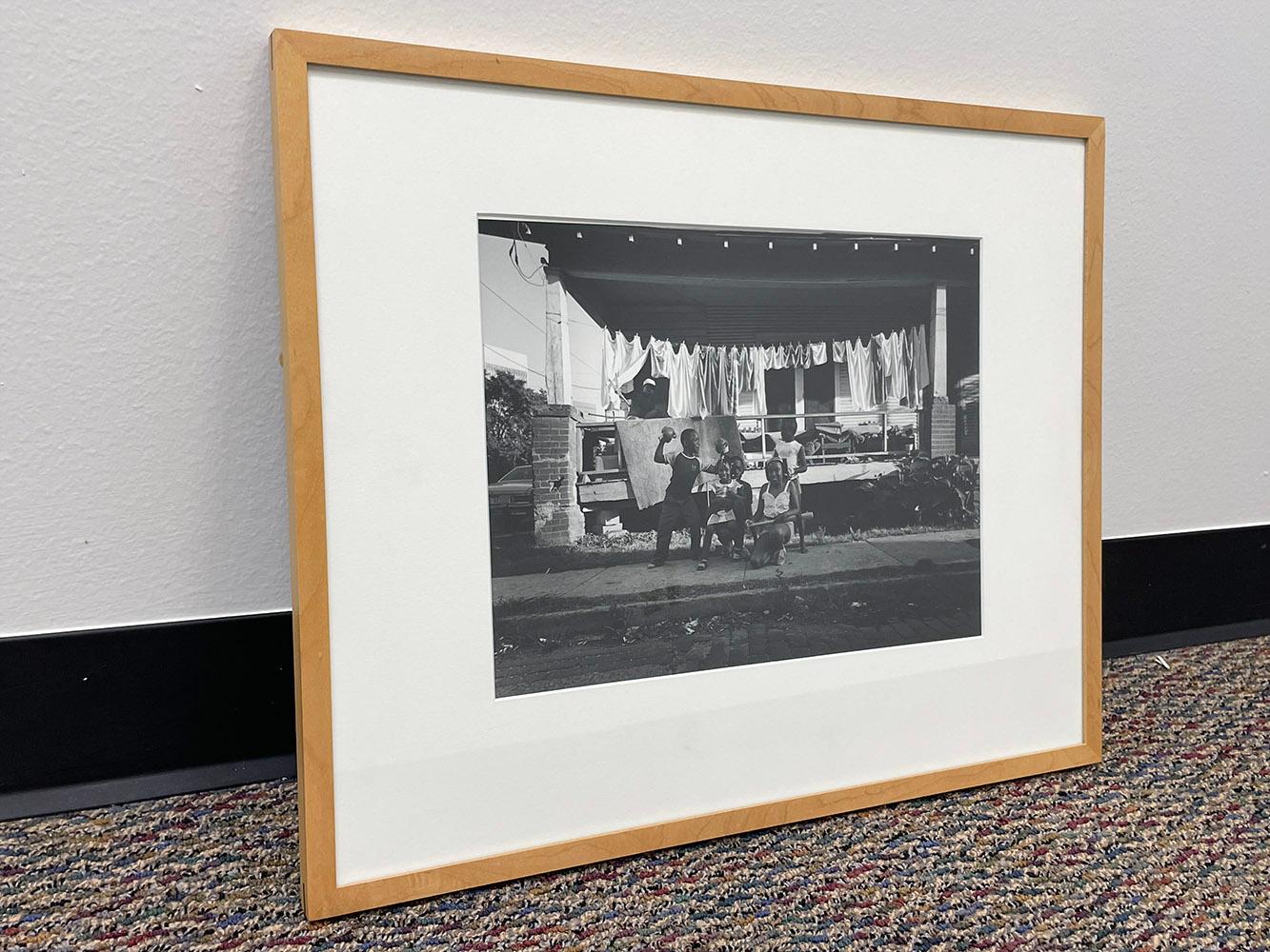 A Champion - Noir et blanc, enfants jouant devant une maison - Contemporain Photograph par Earlie Hudnall Jr.