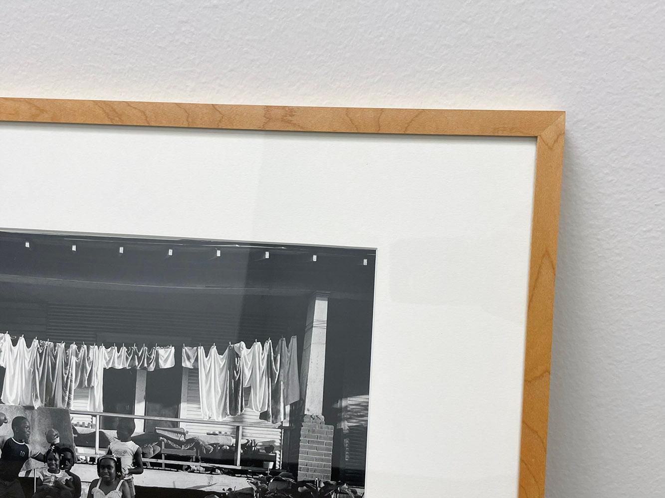A Champion - Noir et blanc, enfants jouant devant une maison en vente 2