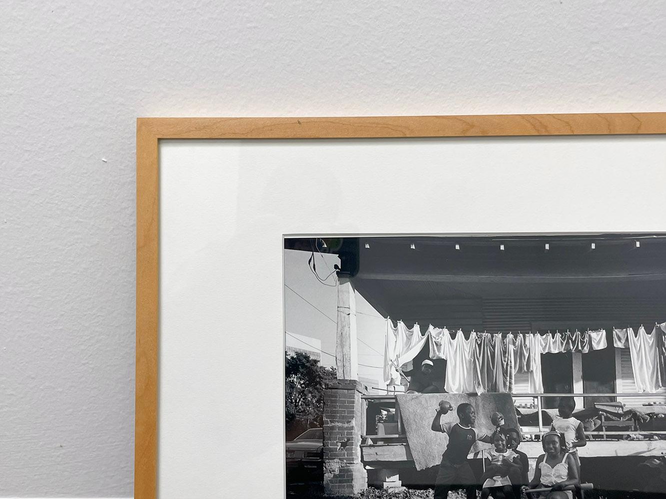 A Champion - Noir et blanc, enfants jouant devant une maison en vente 4