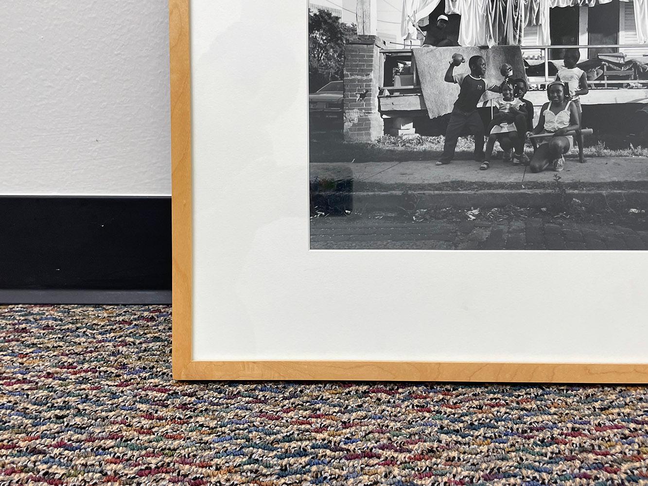 A Champion - Noir et blanc, enfants jouant devant une maison en vente 5
