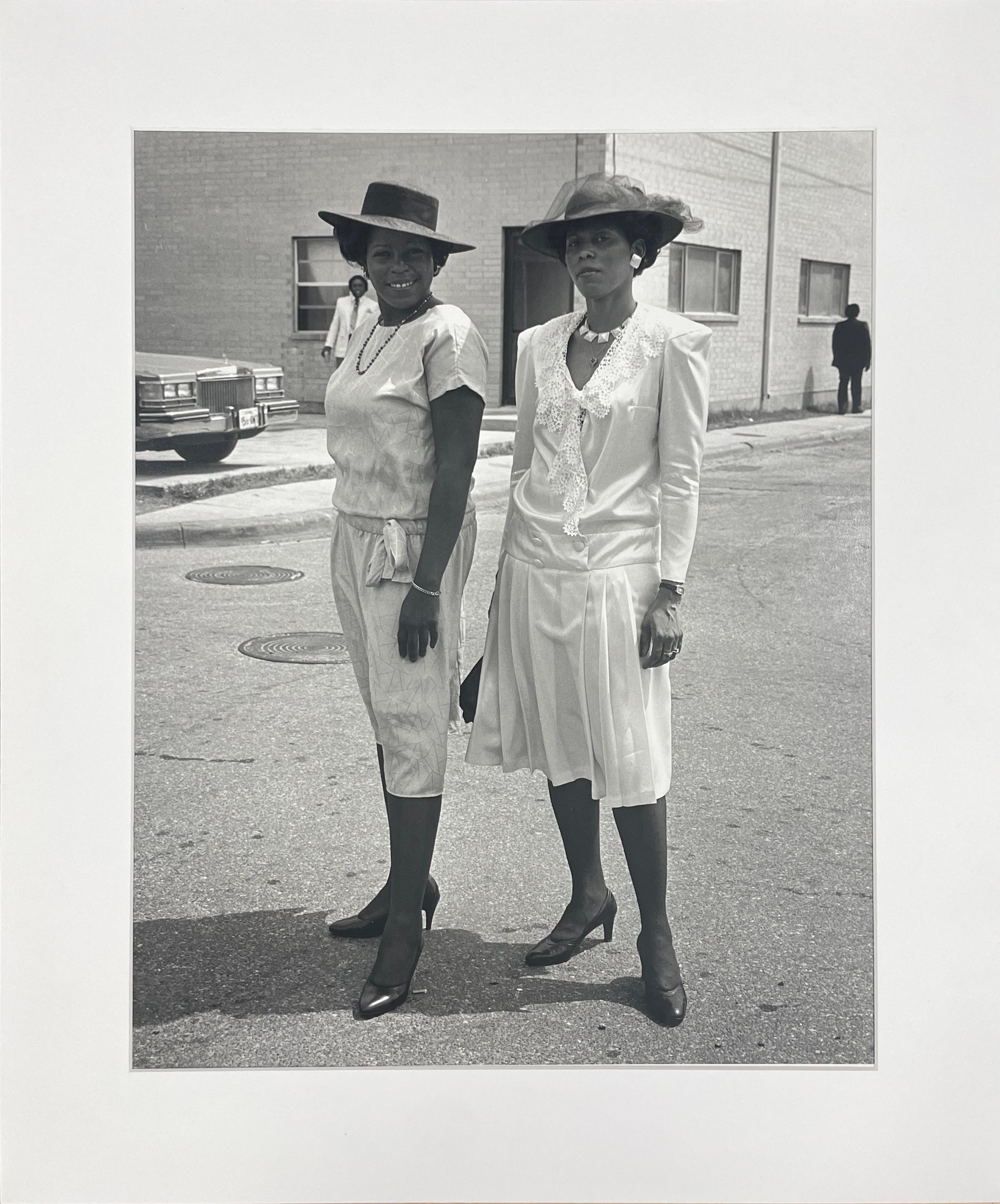 Due sorelle, Domenica di Pasqua, 4° Rione, Houston, TX da Earlie Hudnall, Jr. - Photograph di Earlie Hudnall Jr.
