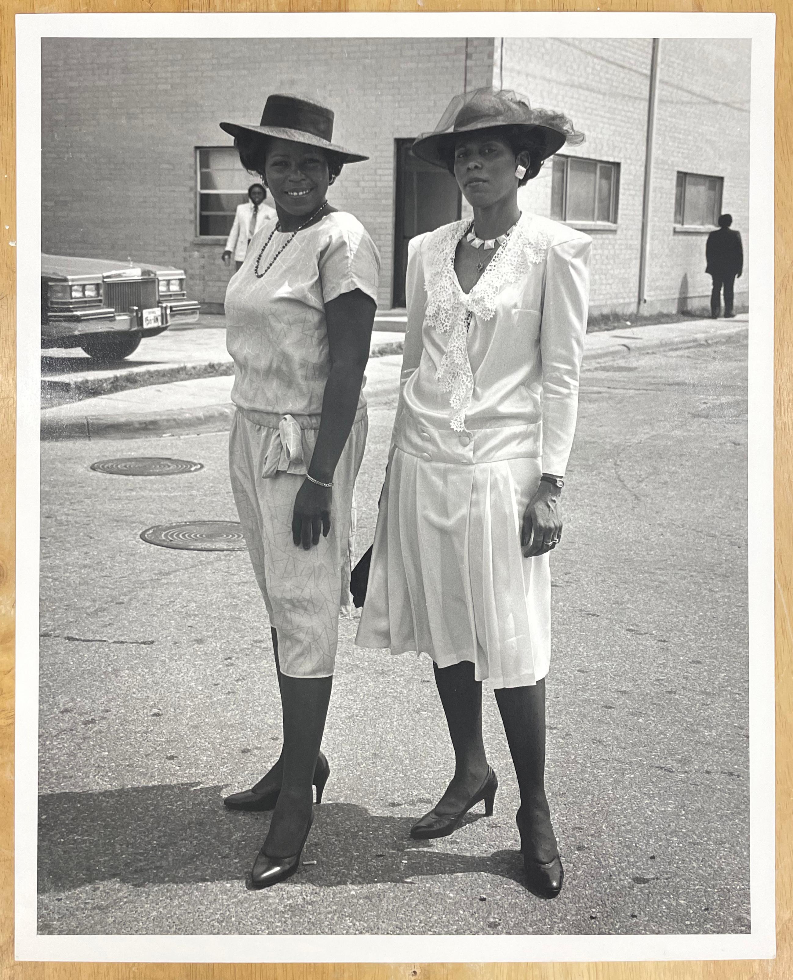 Due sorelle, Domenica di Pasqua, 4° Rione, Houston, TX da Earlie Hudnall, Jr. - Photograph Contemporaneo di Earlie Hudnall Jr.