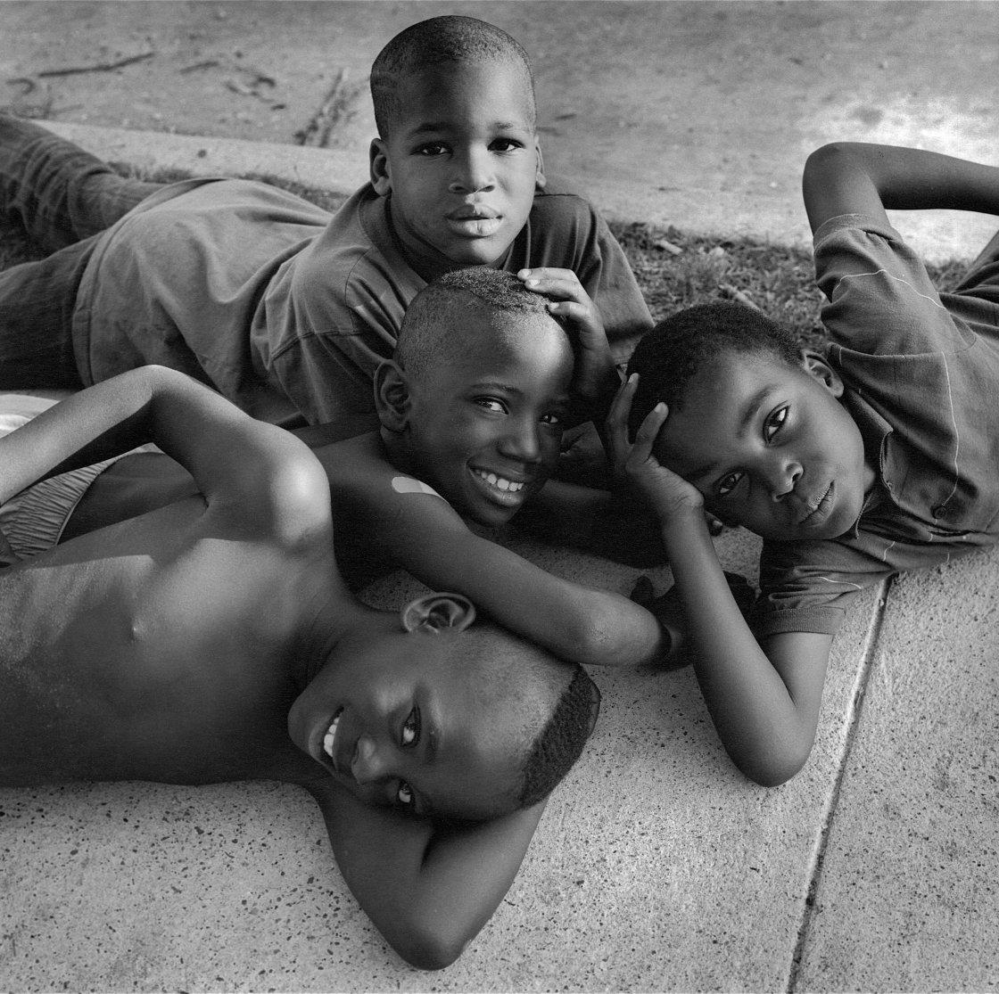 Earlie Hudnall Jr. Portrait Photograph – Wheels, 3rd Ward, Houston, Texas, von Earlie Hudnall, Jr., 1993