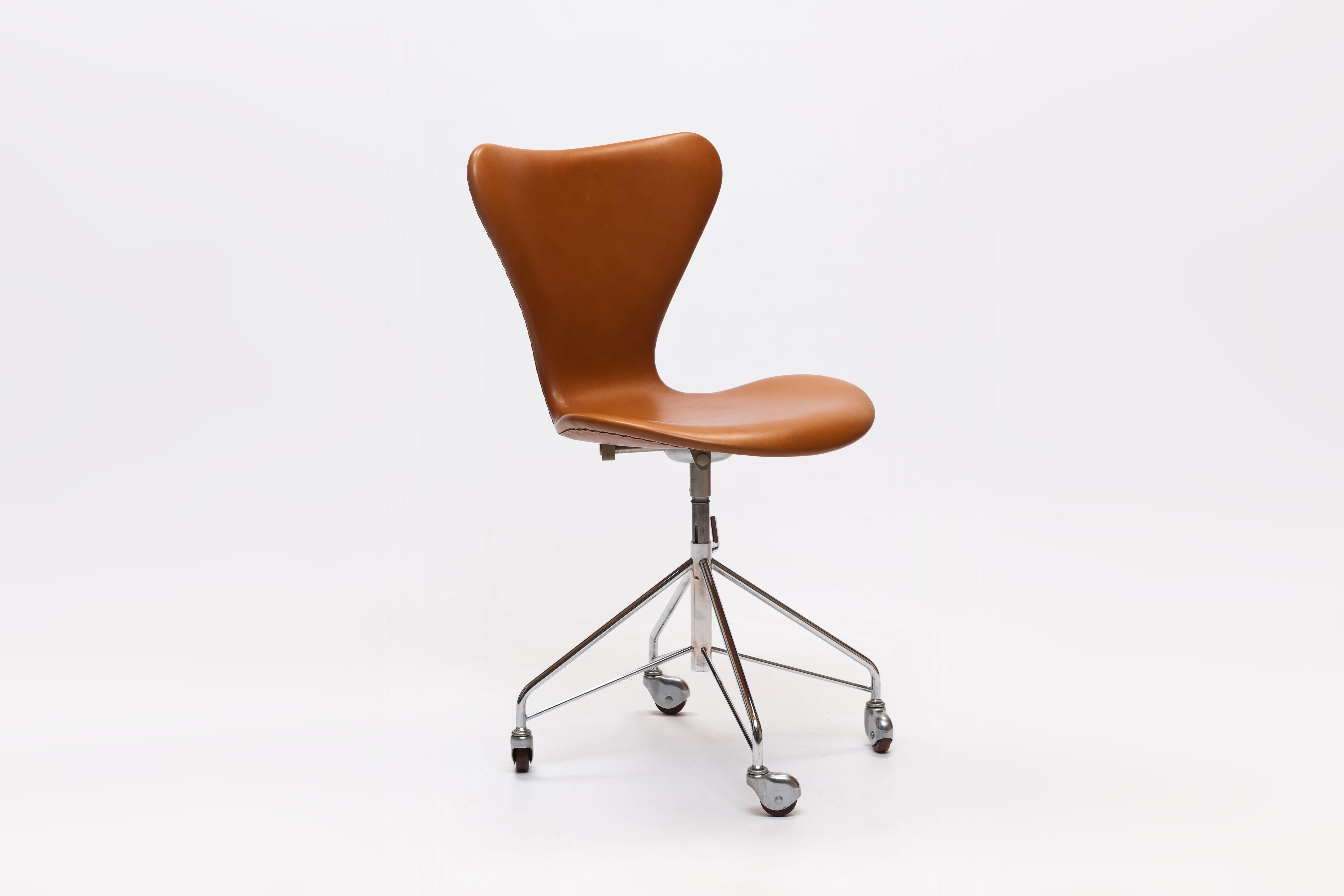 Arne Jacobsen swivel desk chair model 3117 office chair. Original, first series four-star swivel base with chromed steel feet on casters. Designed by Arne Jacobsen in 1955.
This chair dates back to the first years of production indicated by the