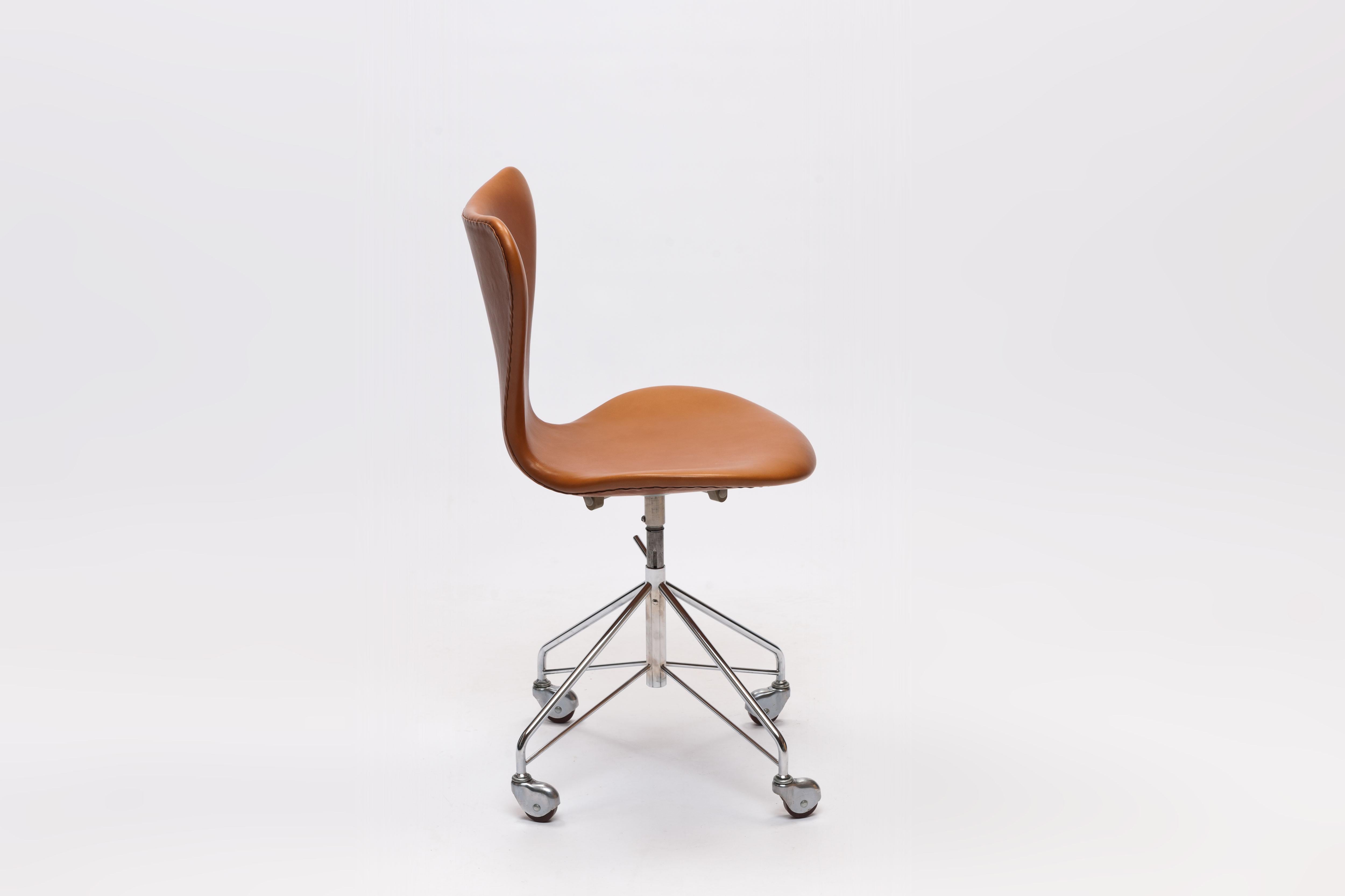 Scandinavian Modern Earliest Series Cognac Leather Arne Jacobsen 3117 Desk Swivel Chair Fritz Hansen