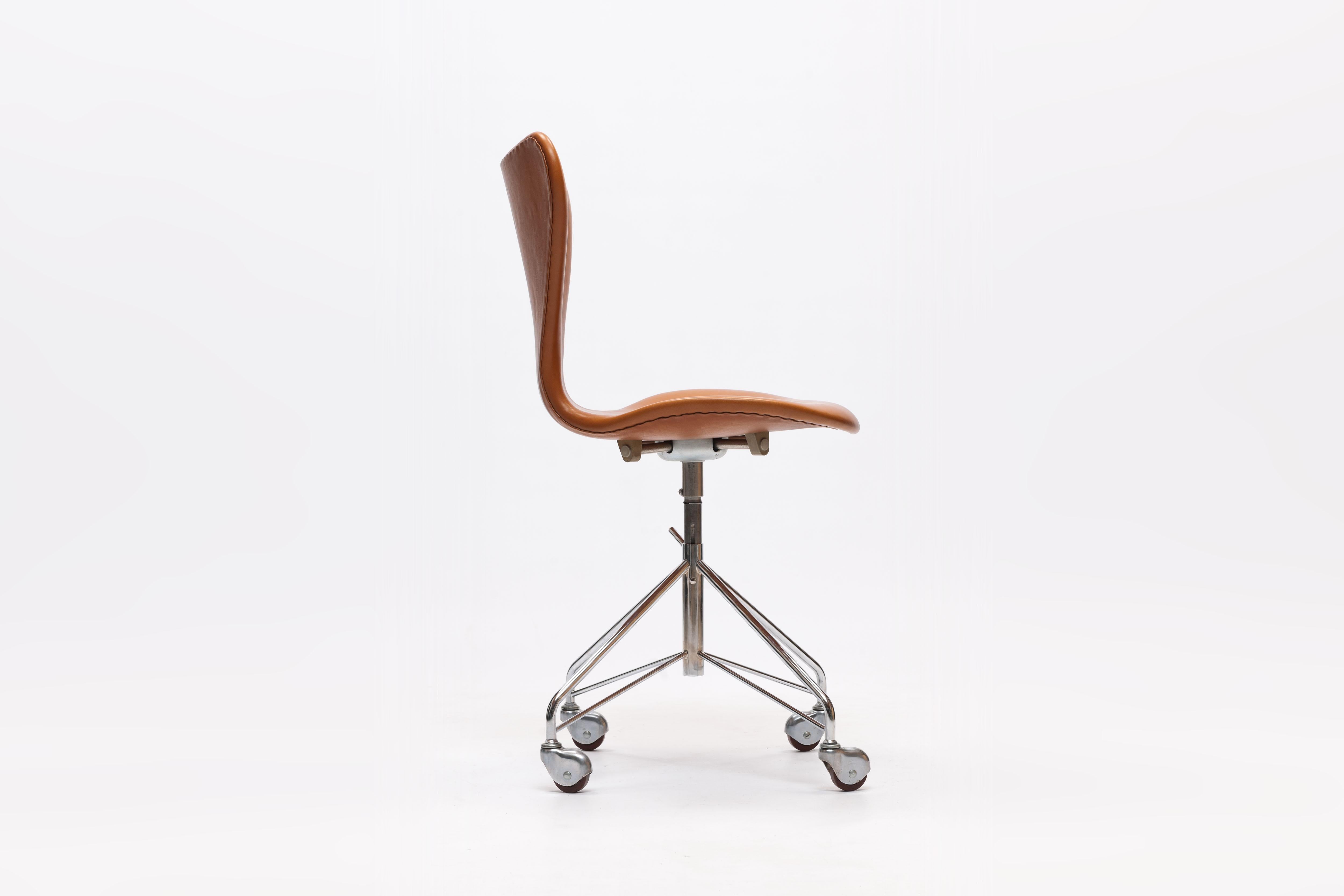 Danish Earliest Series Cognac Leather Arne Jacobsen 3117 Desk Swivel Chair Fritz Hansen