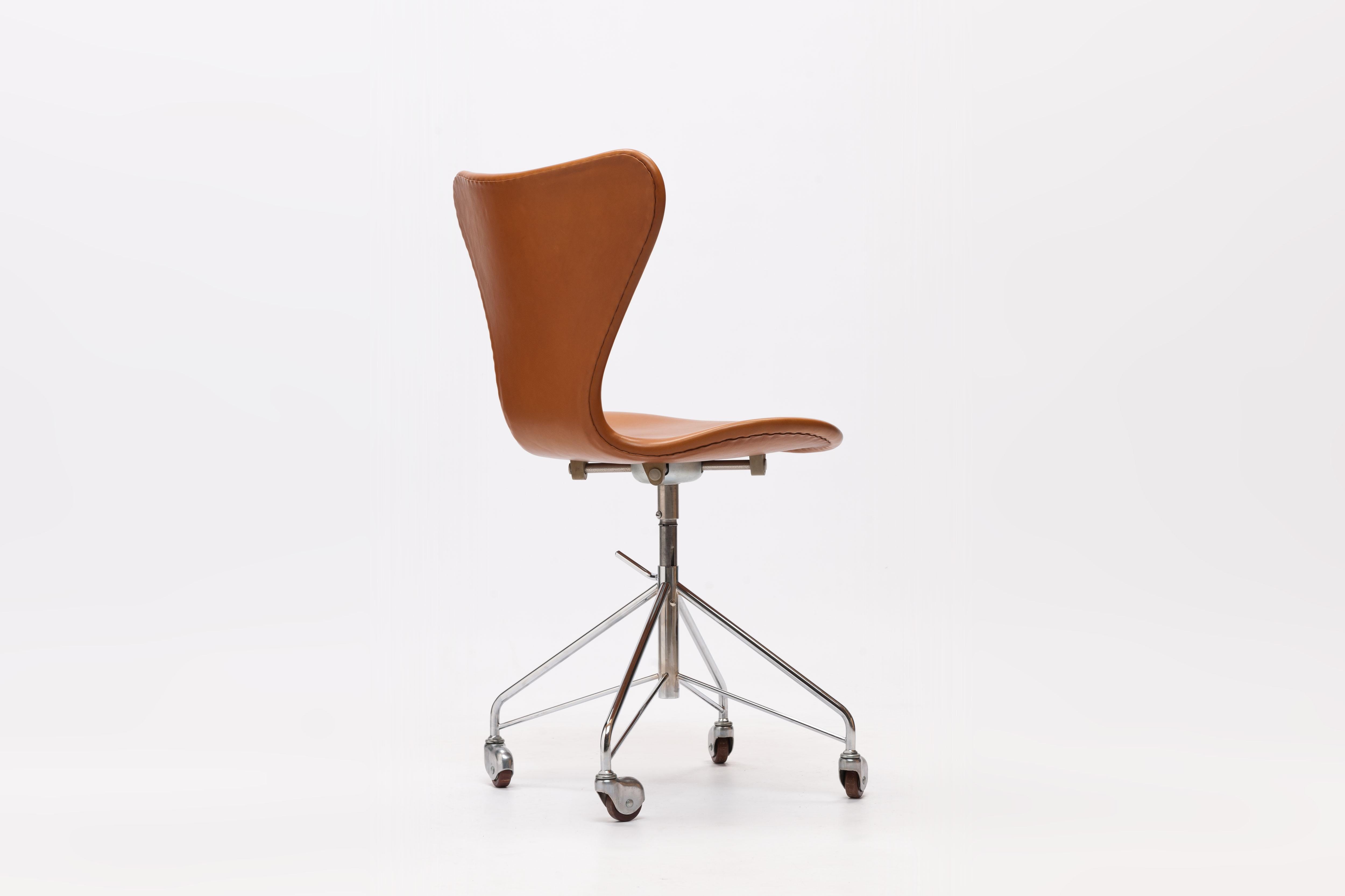 Polychromed Earliest Series Cognac Leather Arne Jacobsen 3117 Desk Swivel Chair Fritz Hansen