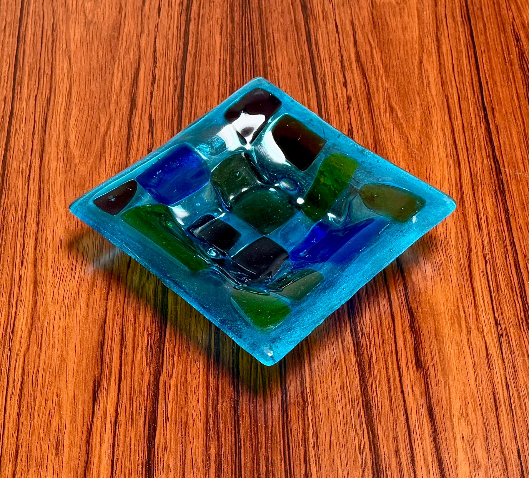 Früheste quadratische Schale aus Buntglas mit der Signatur 