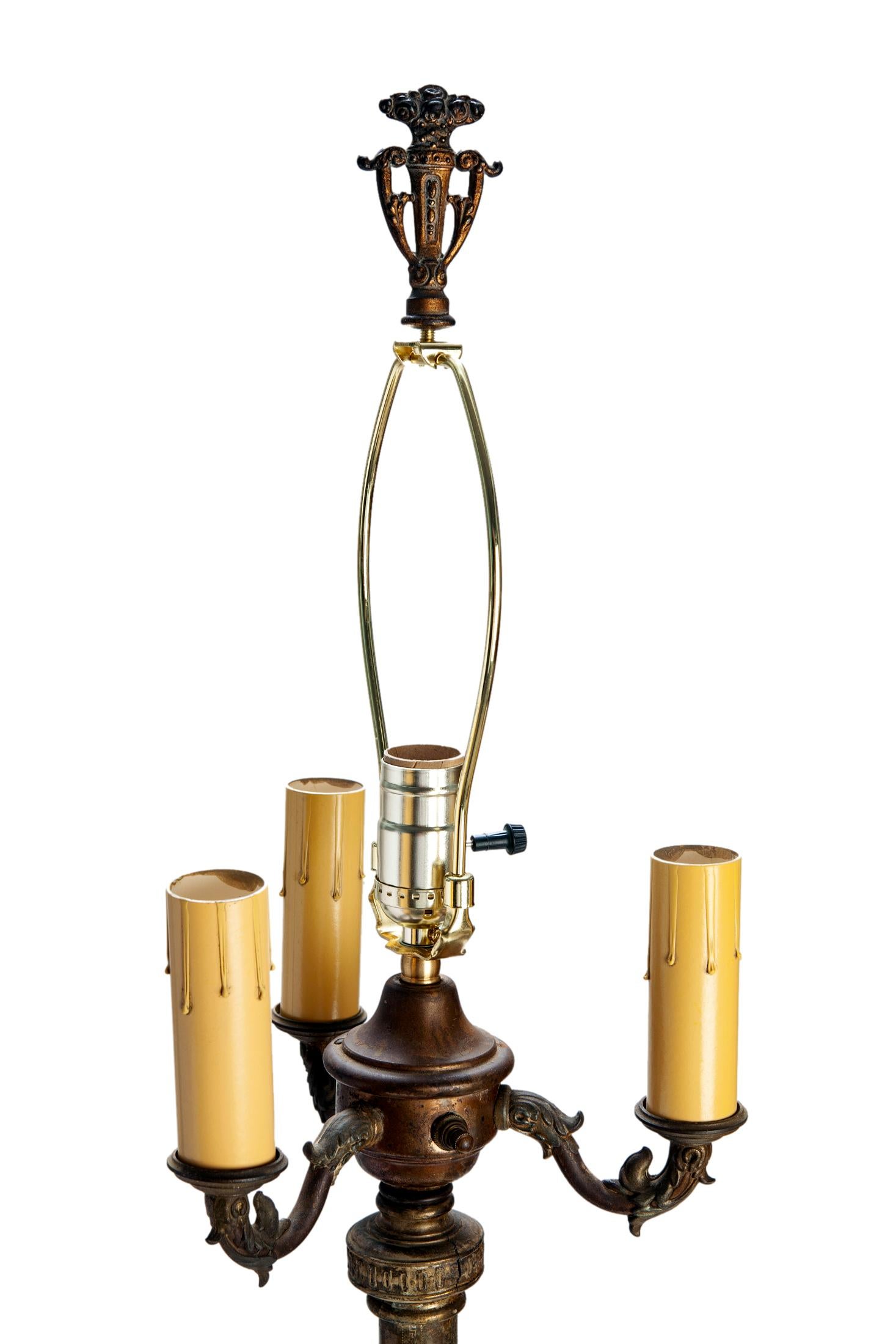 Stehlampe des frühen 20. Jahrhunderts/Schirm aus Messing mit Schokoladen-Wurzelholz (Art déco) im Angebot