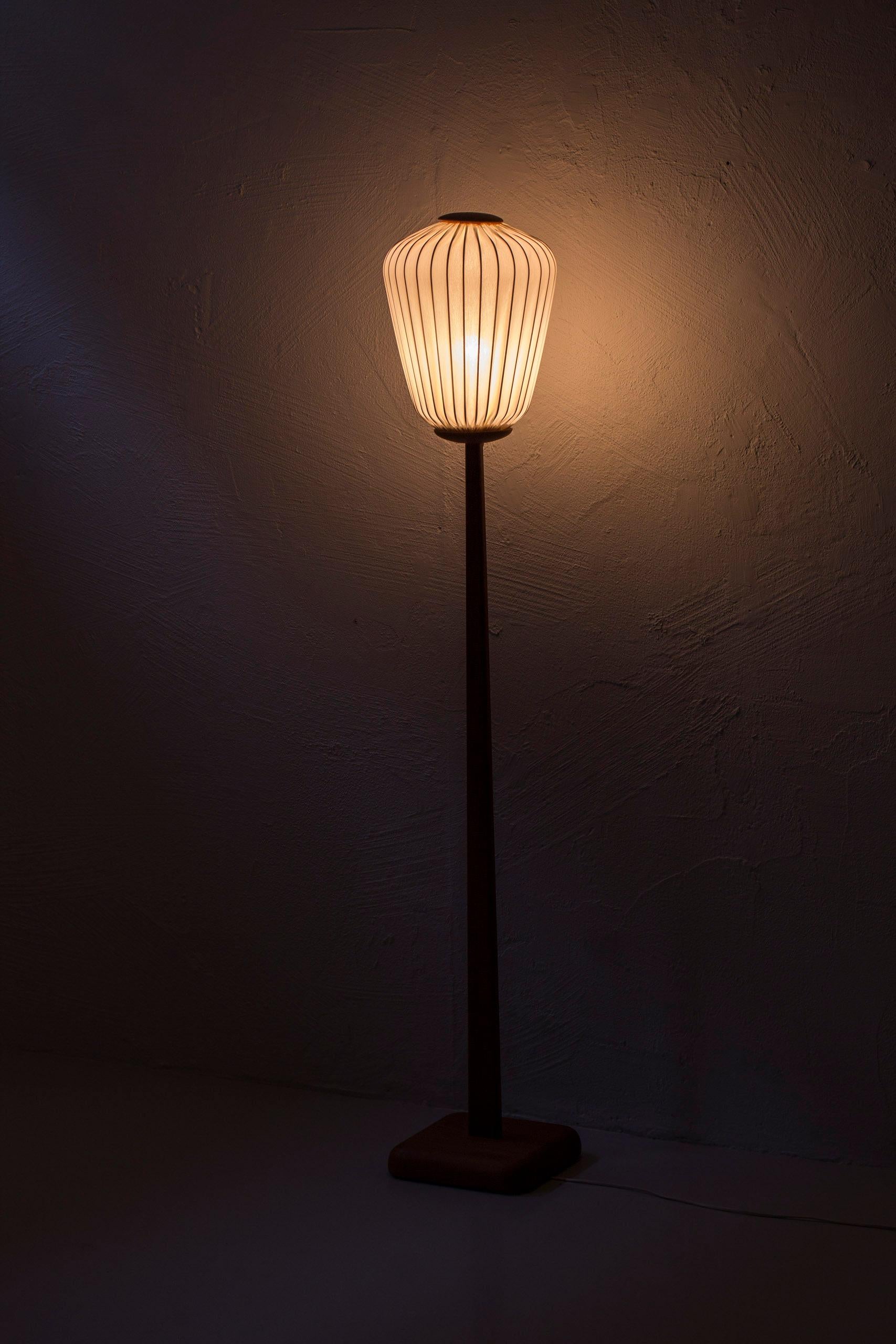 Earlt floor lamp in oak and fabric by Luxus, Uno Kristiansson, Sweden, 1950s For Sale 3