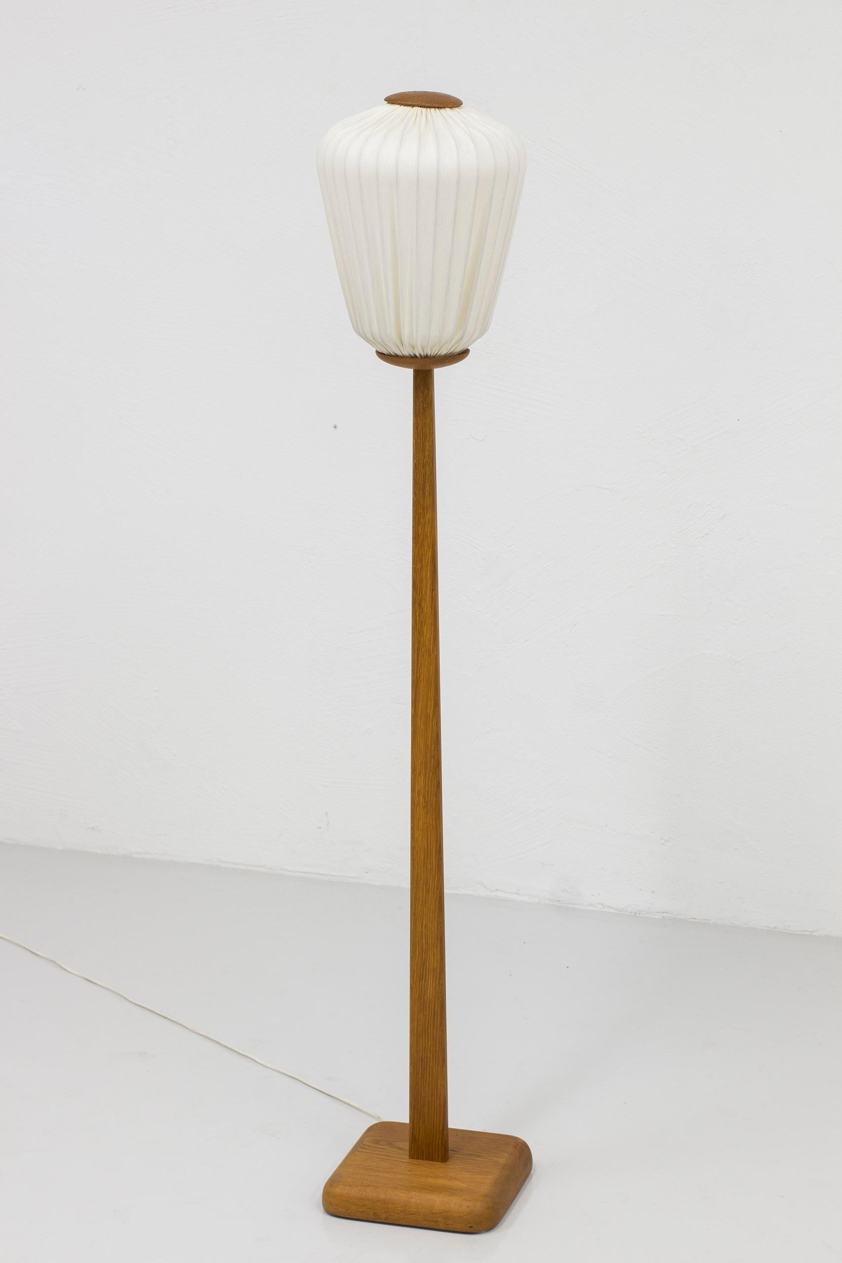 Scandinavian Modern Earlt floor lamp in oak and fabric by Luxus, Uno Kristiansson, Sweden, 1950s For Sale