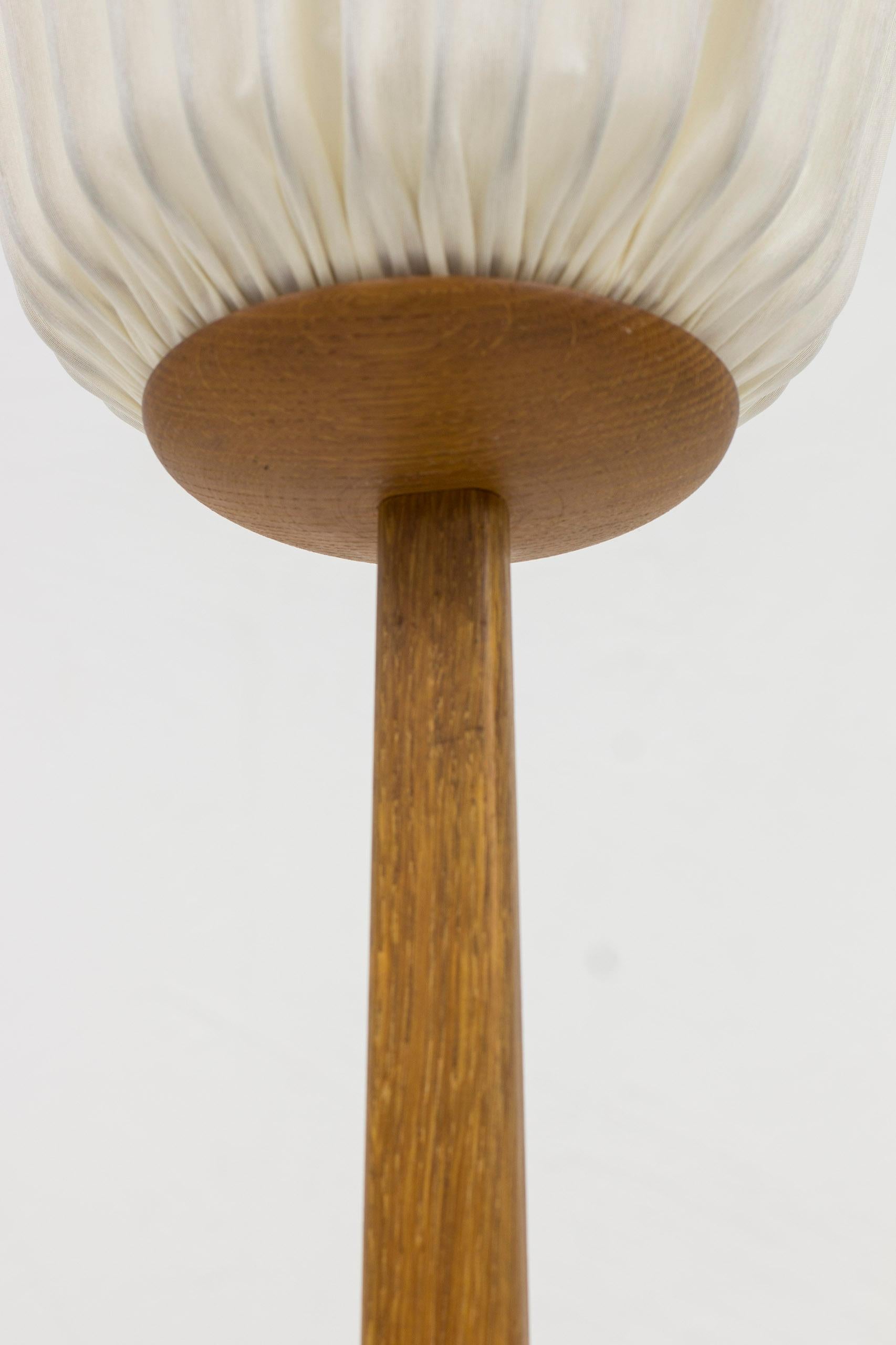 Mid-20th Century Earlt floor lamp in oak and fabric by Luxus, Uno Kristiansson, Sweden, 1950s For Sale