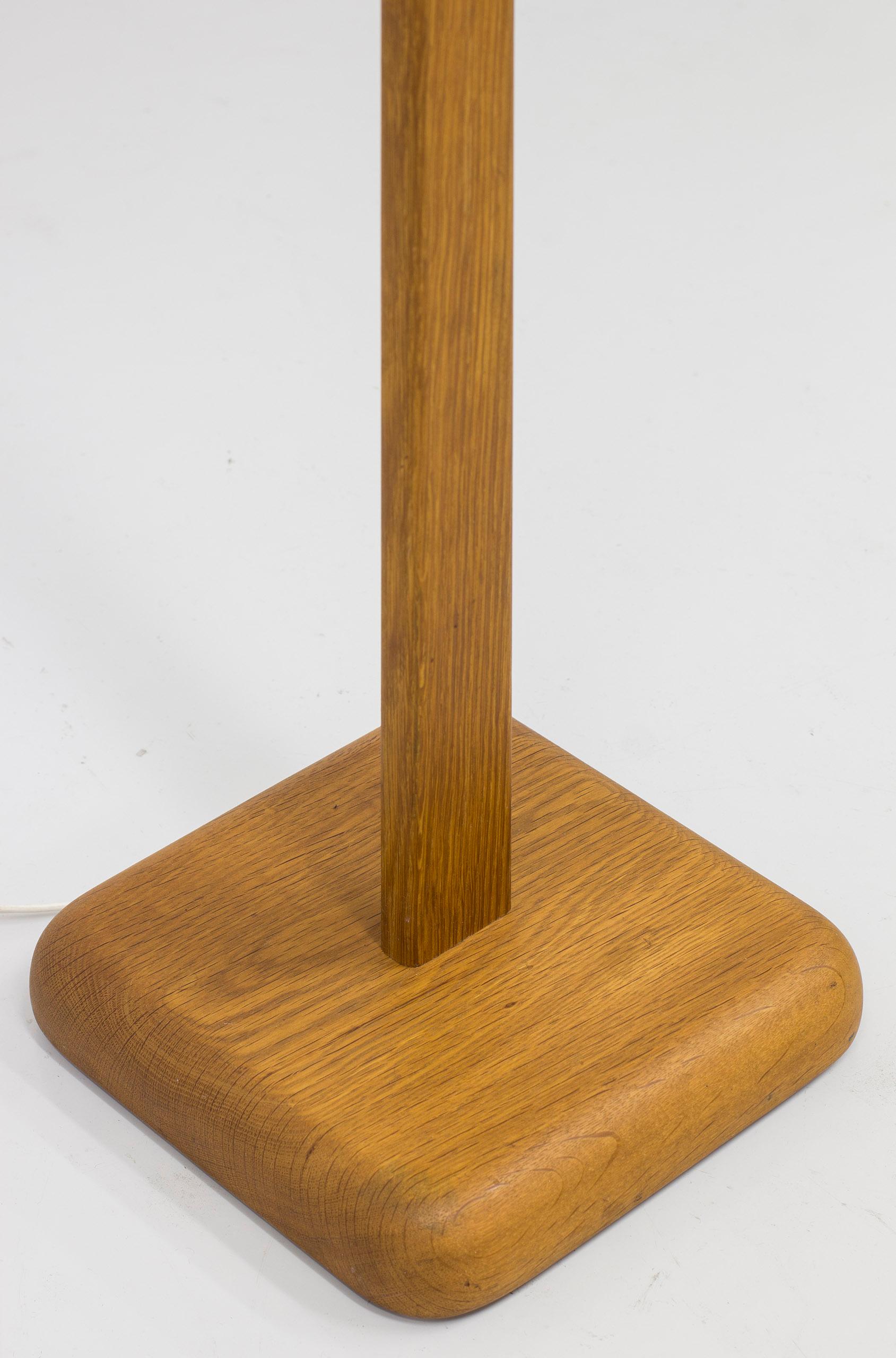 Earlt floor lamp in oak and fabric by Luxus, Uno Kristiansson, Sweden, 1950s For Sale 1