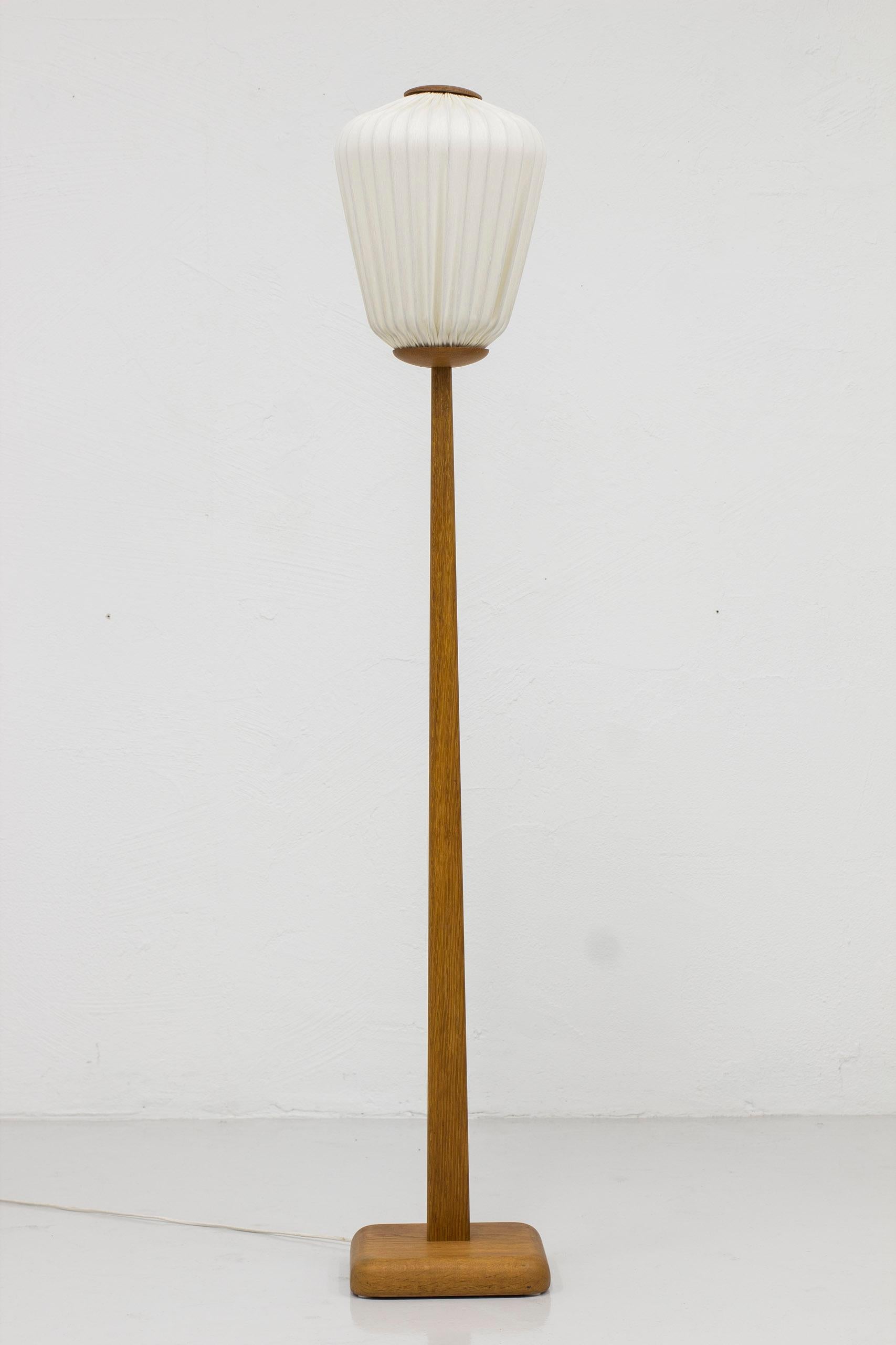 Earlt floor lamp in oak and fabric by Luxus, Uno Kristiansson, Sweden, 1950s For Sale 2