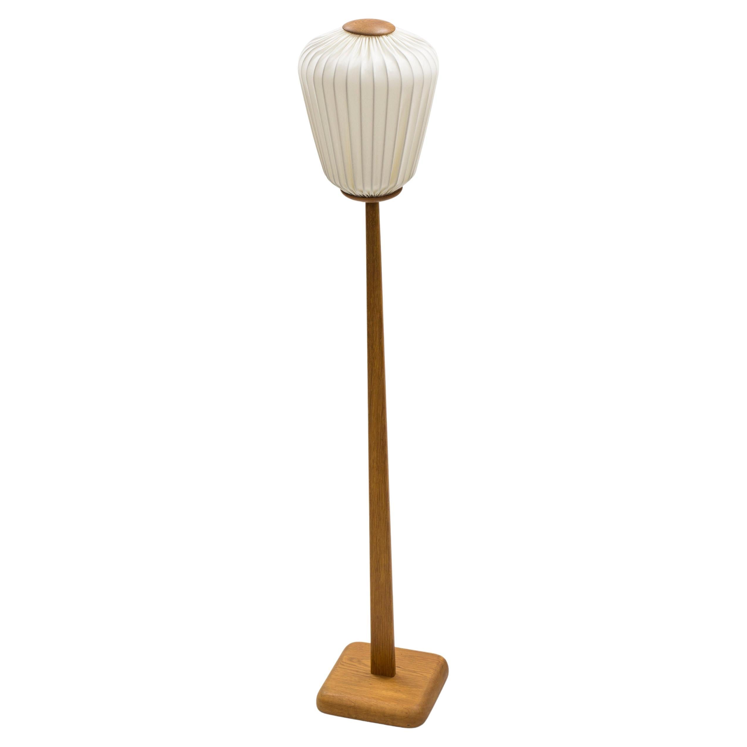 Earlt floor lamp in oak and fabric by Luxus, Uno Kristiansson, Sweden, 1950s For Sale