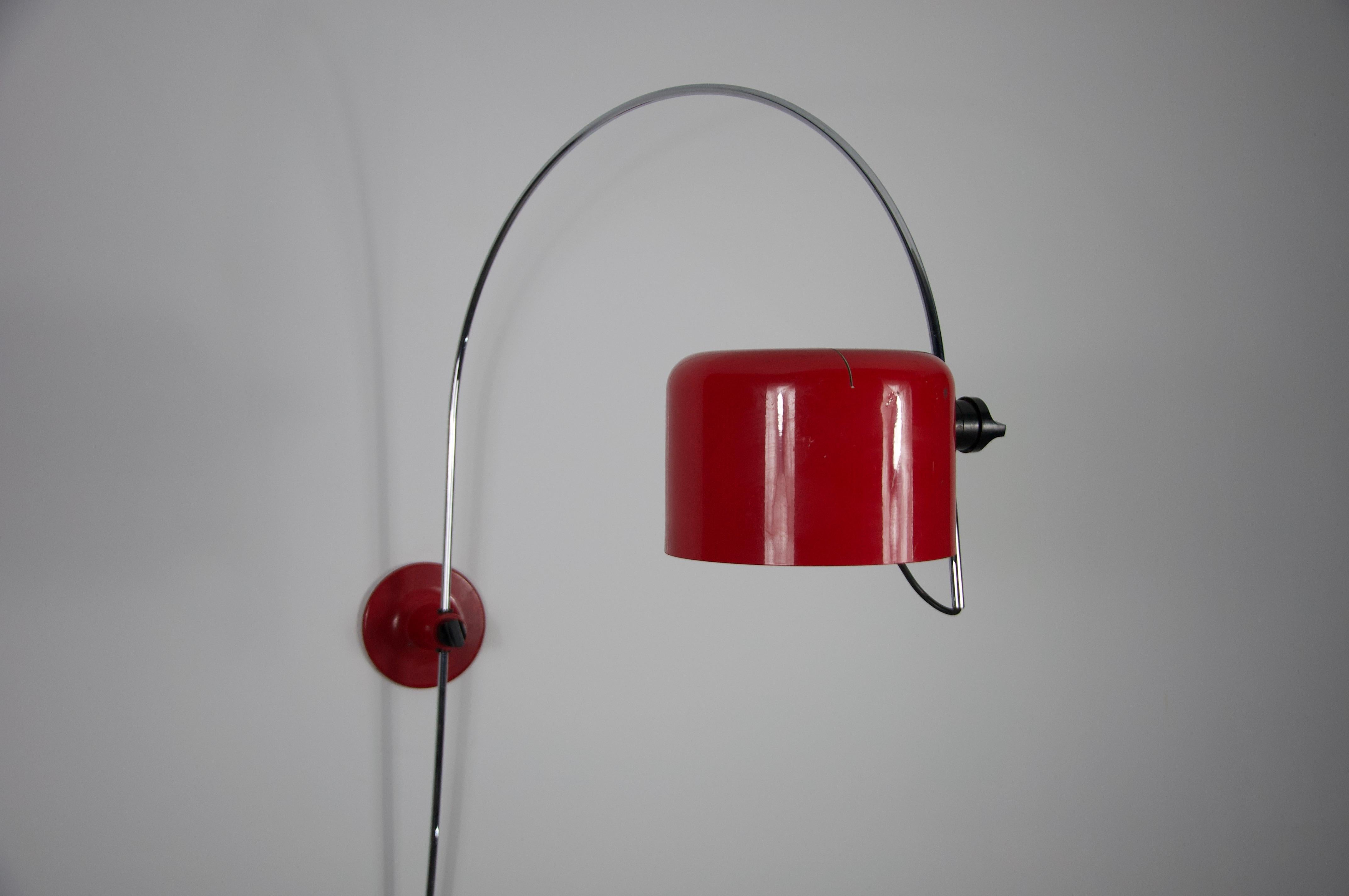 This striking 1158 Coupé wall lamp was designed by Joe Colombo for Oluce in the 1960s and remains a true icon of mid-century modern design. Featuring a bold red lacquered aluminum shade and a gracefully curved chrome arm, this lamp showcases