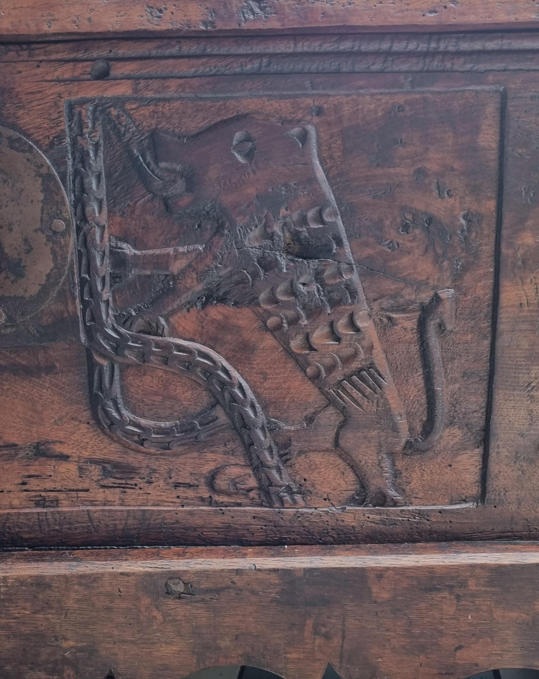 Cofre de nogal tallado de pequeñas proporciones de principios del siglo XVI en Bueno estado para la venta en Hoddesdon, GB